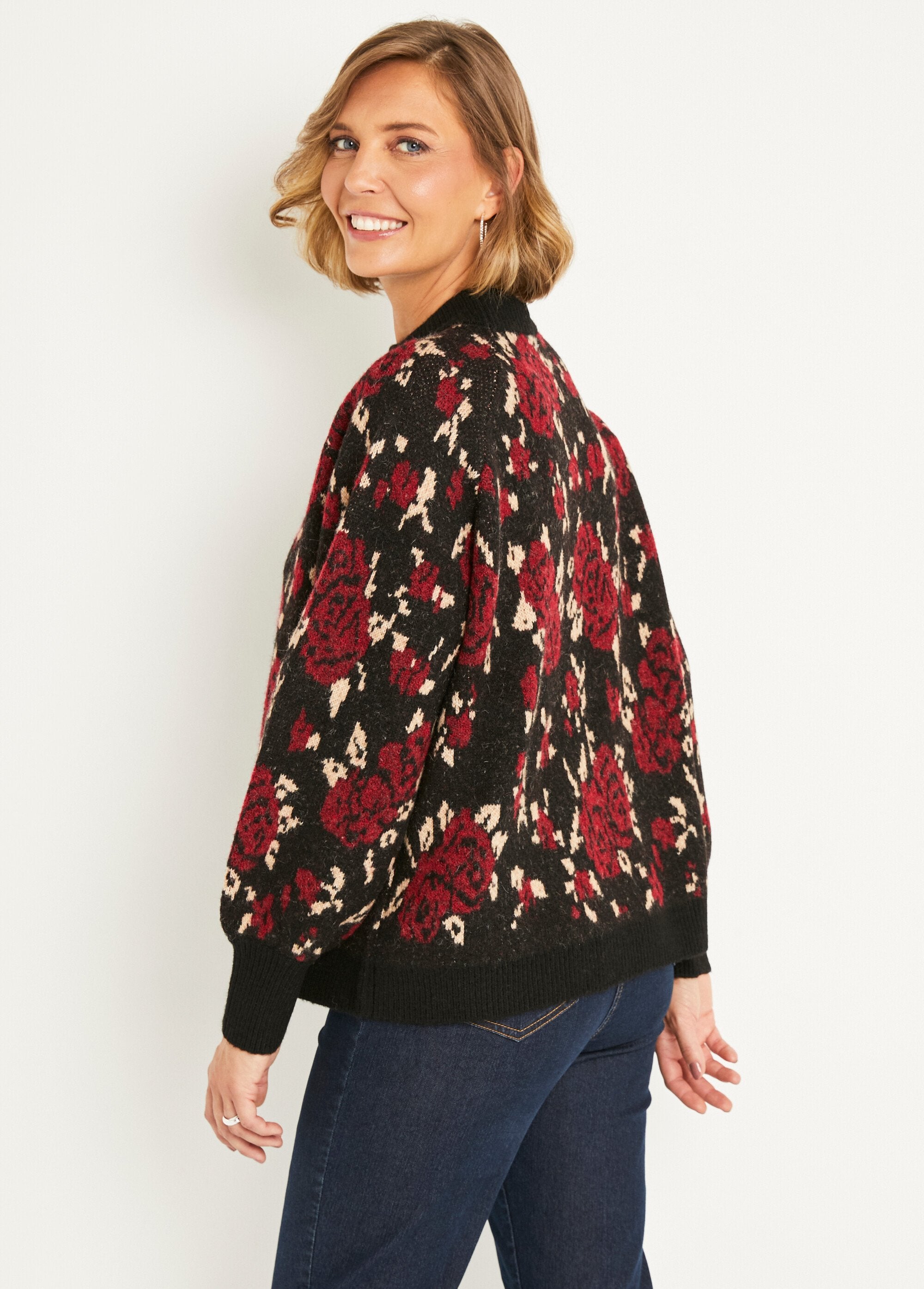 Warme_gebloemde_jacquard_raglan_trui_met_hoge_hals_Noir_et_rouge_DO1_slim