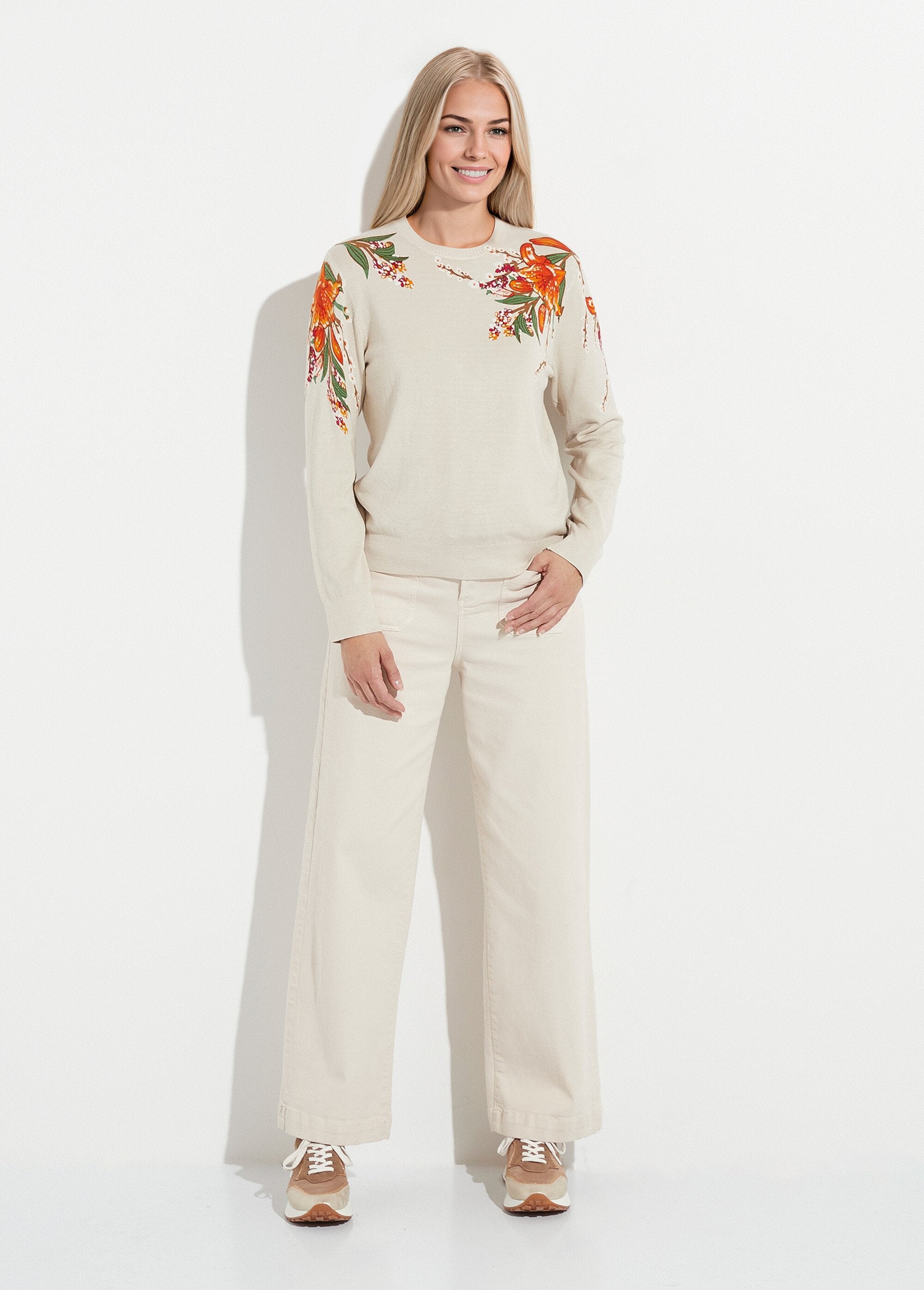 Warme_trui_met_lange_mouwen_en_ronde_hals_met_bloemenprint_Beige_SF1_slim