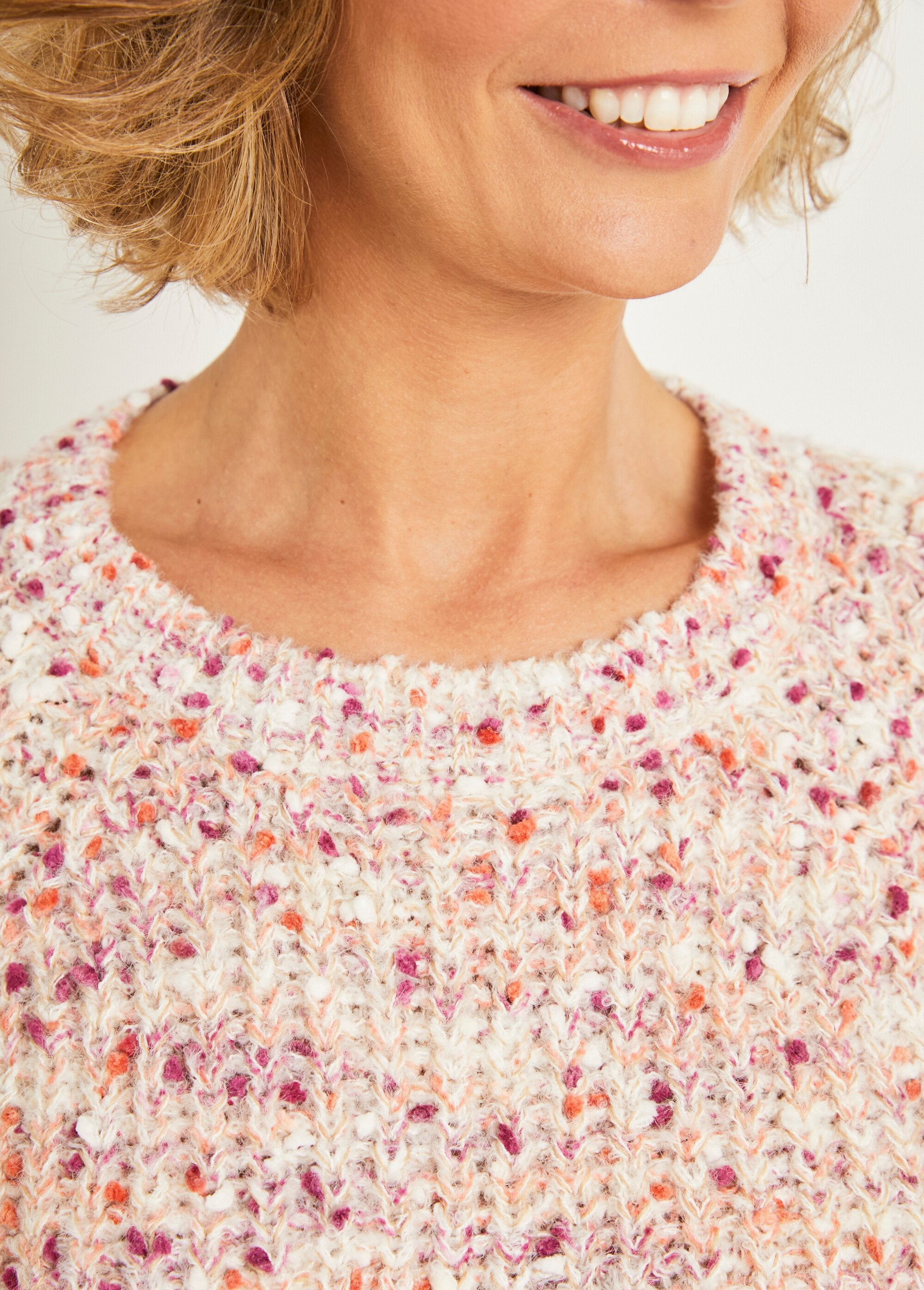 Warme_trui_met_ronde_hals_van_gebreide_kralen_Beige_DE3_slim