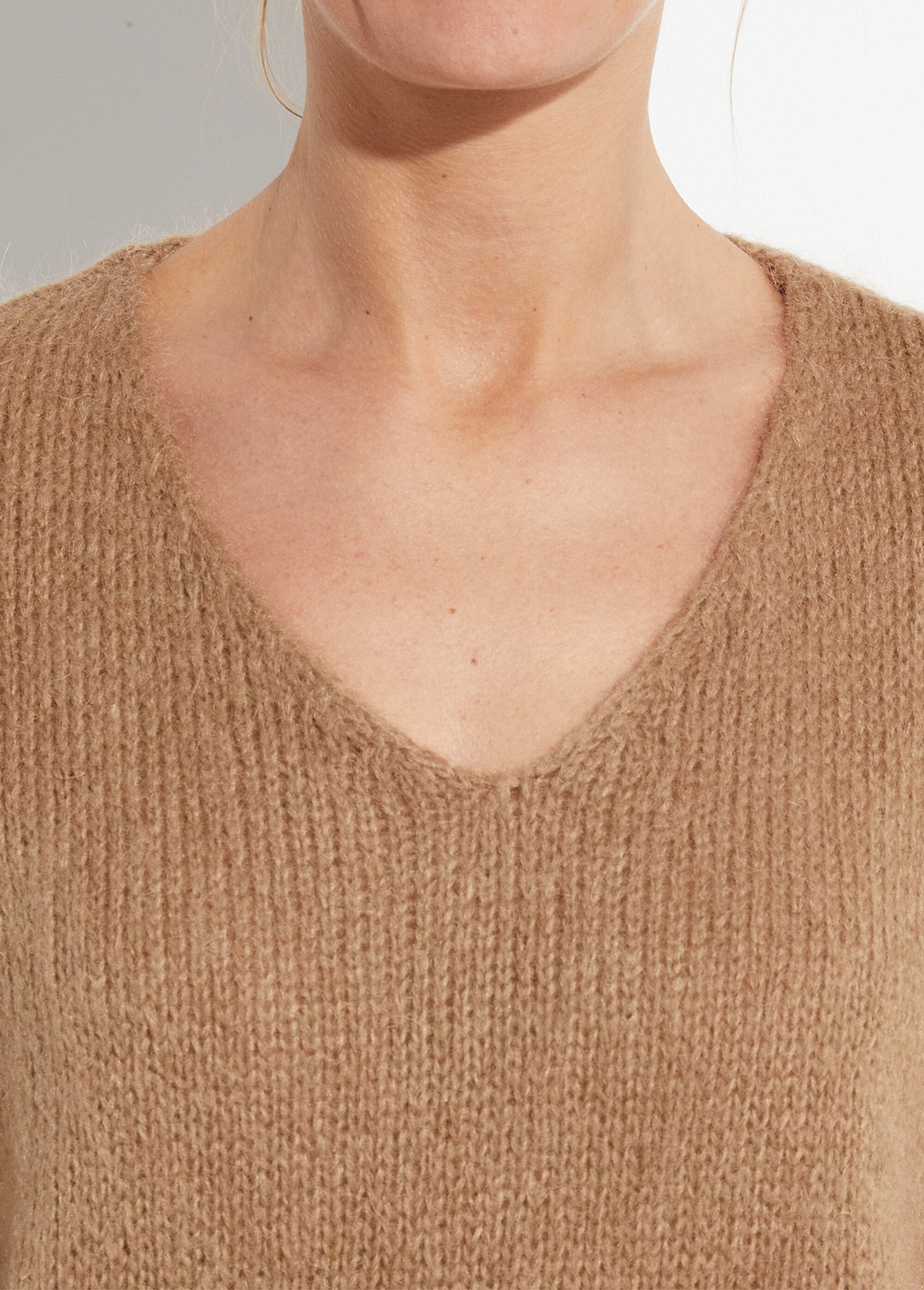 Pull_chaud_col_V_en_maille_avec_mohair_Camel_DE1_slim