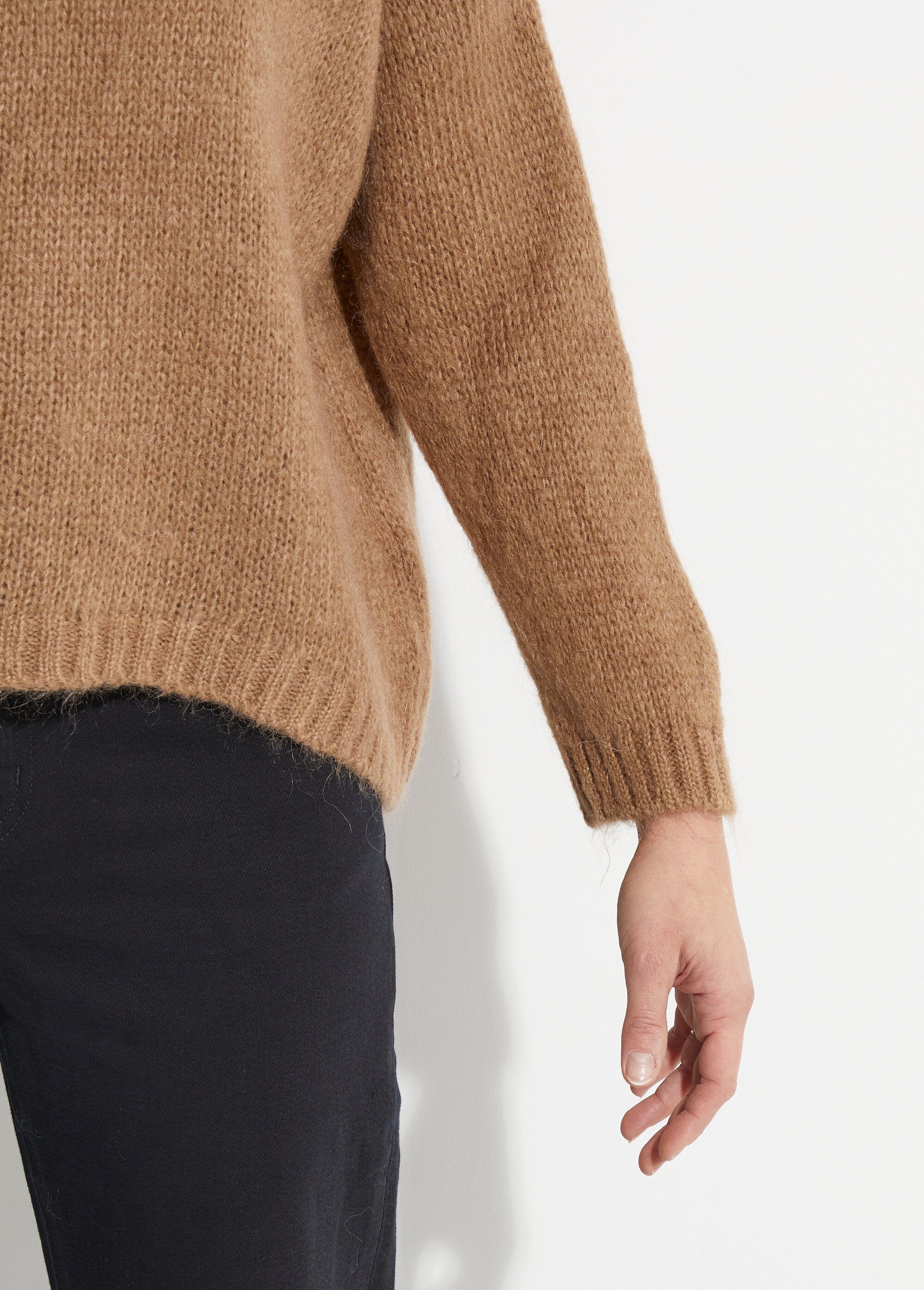 Pull_chaud_col_V_en_maille_avec_mohair_Camel_DE2_slim