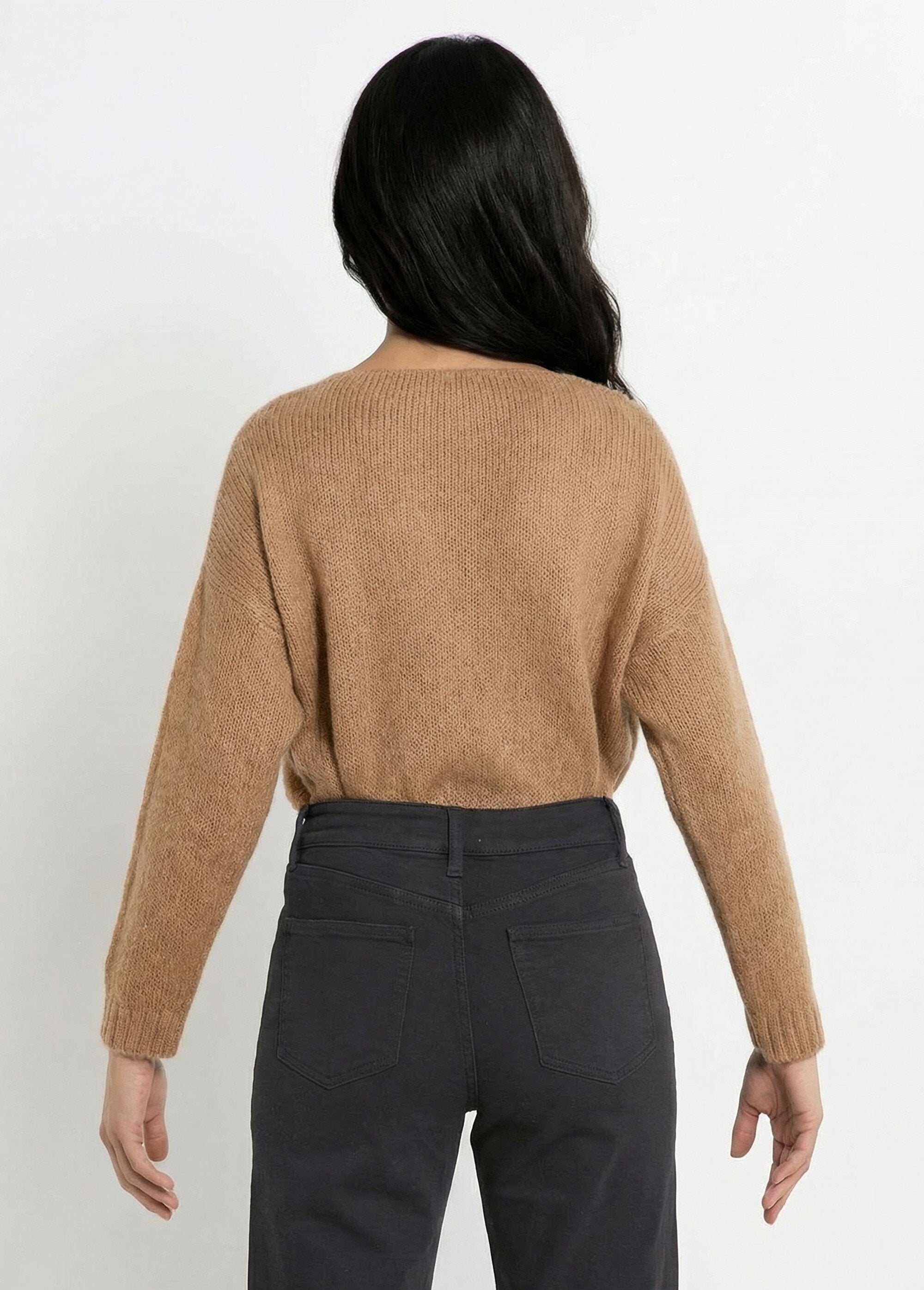 Pull_chaud_col_V_en_maille_avec_mohair_Camel_DO1_slim