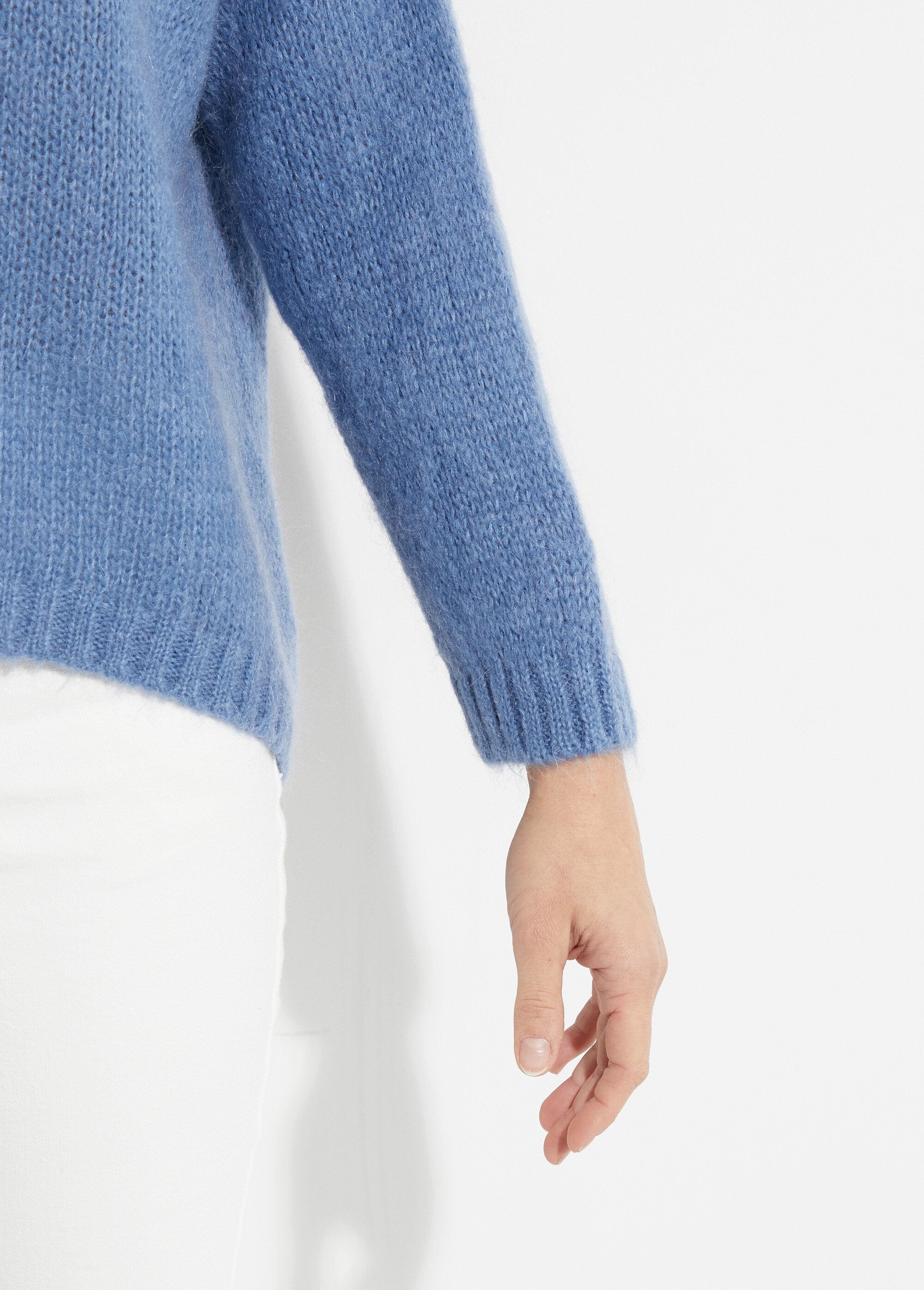 Warme_gebreide_trui_met_V-hals_en_mohair_Bleu_denim_DE2_slim