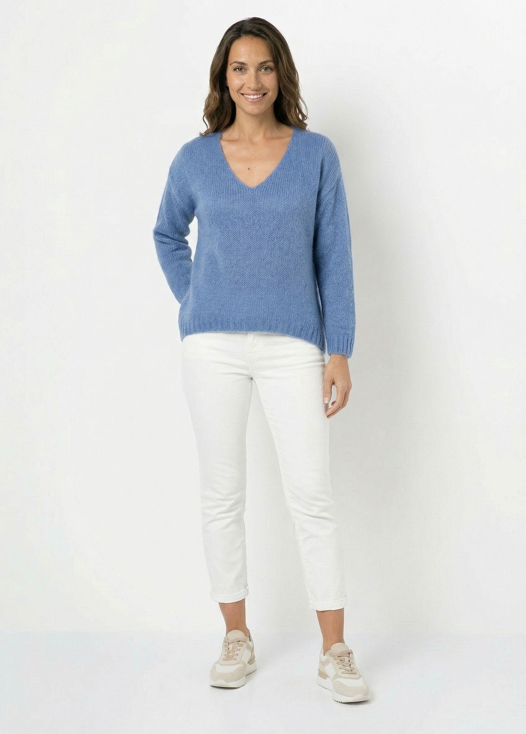 Warme_gebreide_trui_met_V-hals_en_mohair_Bleu_denim_SF1_slim