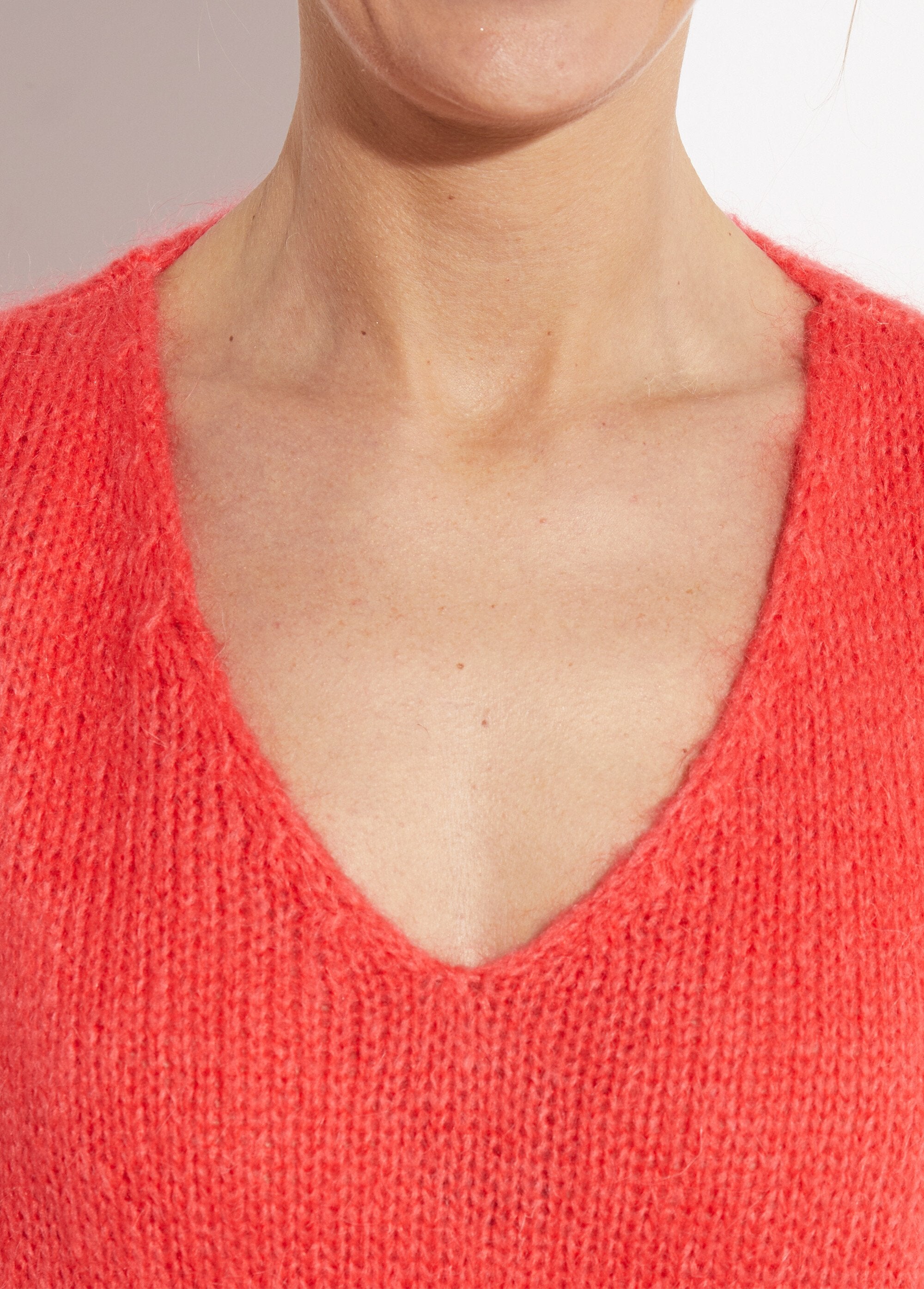 Warme_gebreide_trui_met_V-hals_en_mohair_Corail_DE1_slim