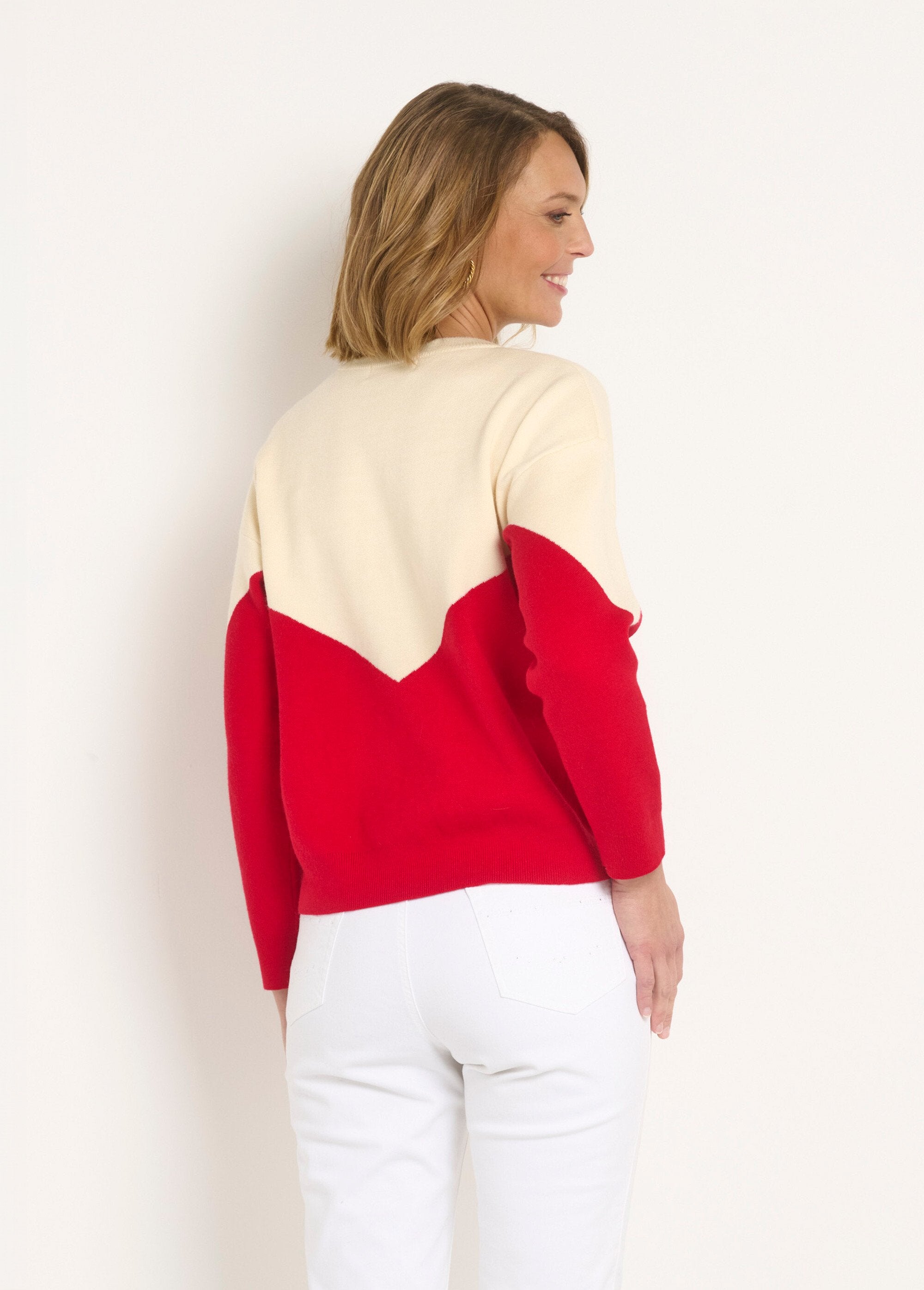Warme_trui_met_grafisch_effect_en_krullendetail_Rouge_et_ecru_DO1_slim