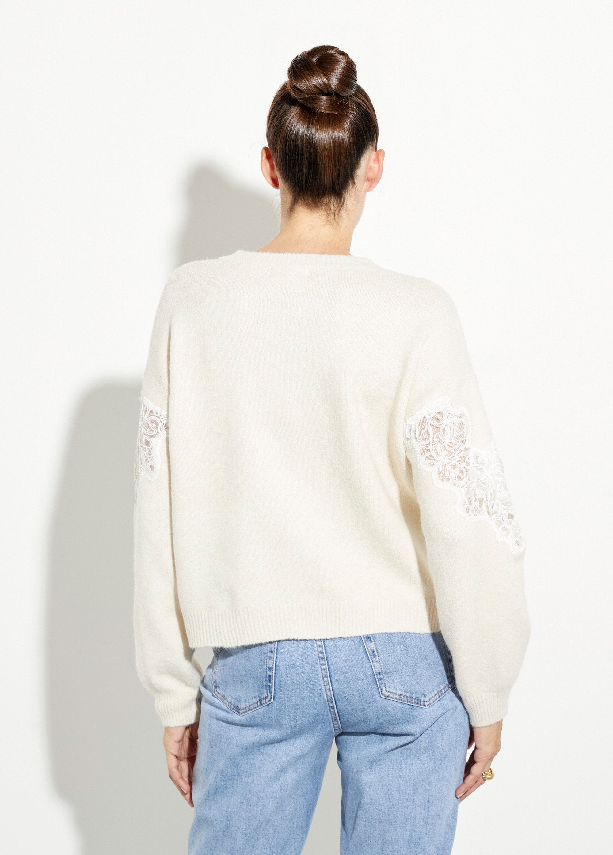 Warme_wollen_trui_met_kanten_applicatie_Ecru_DO1_slim