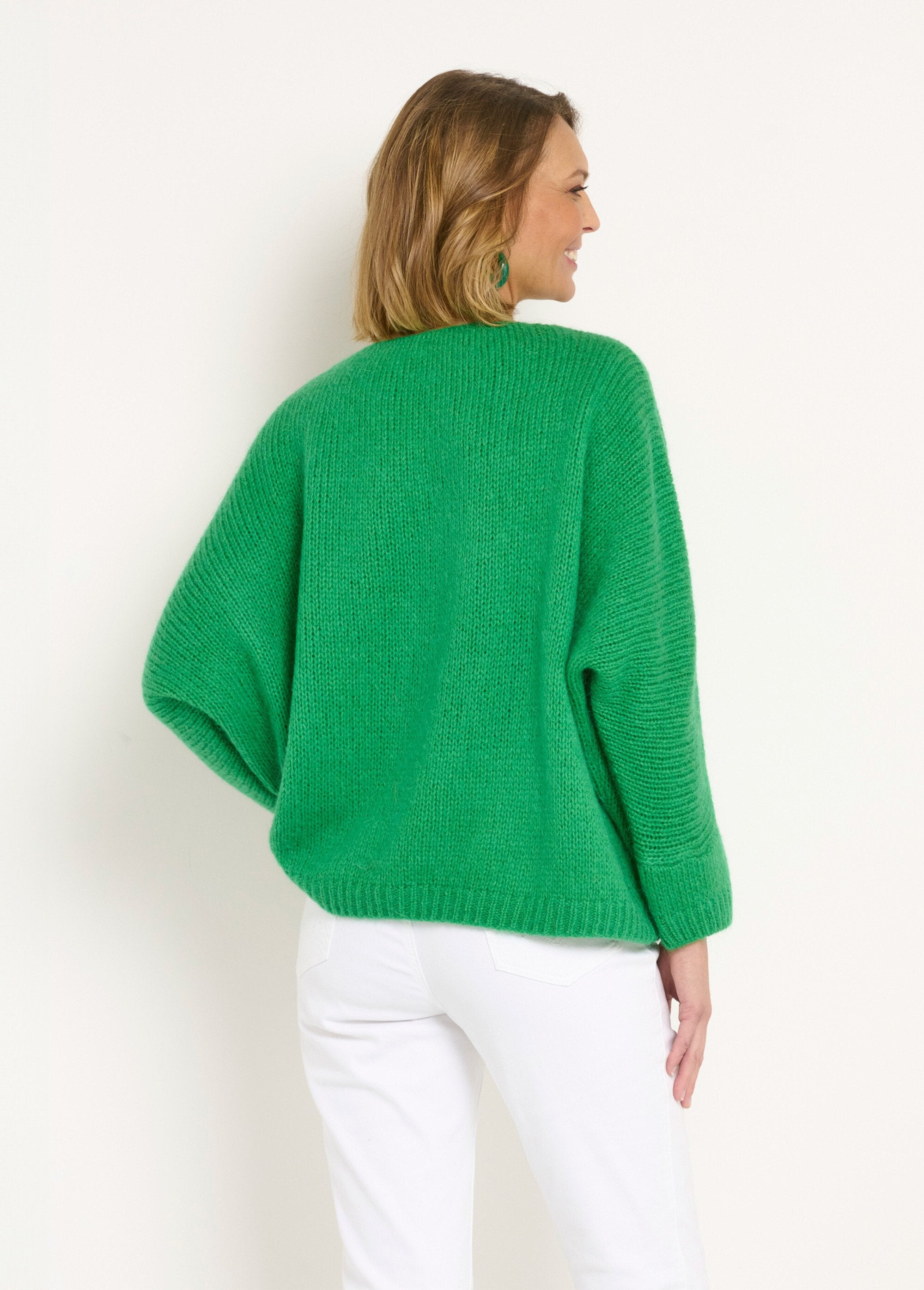 Warme_wollen_mohair_trui_met_V-hals_en_verspringende_armsgaten_Vert_DO1_slim