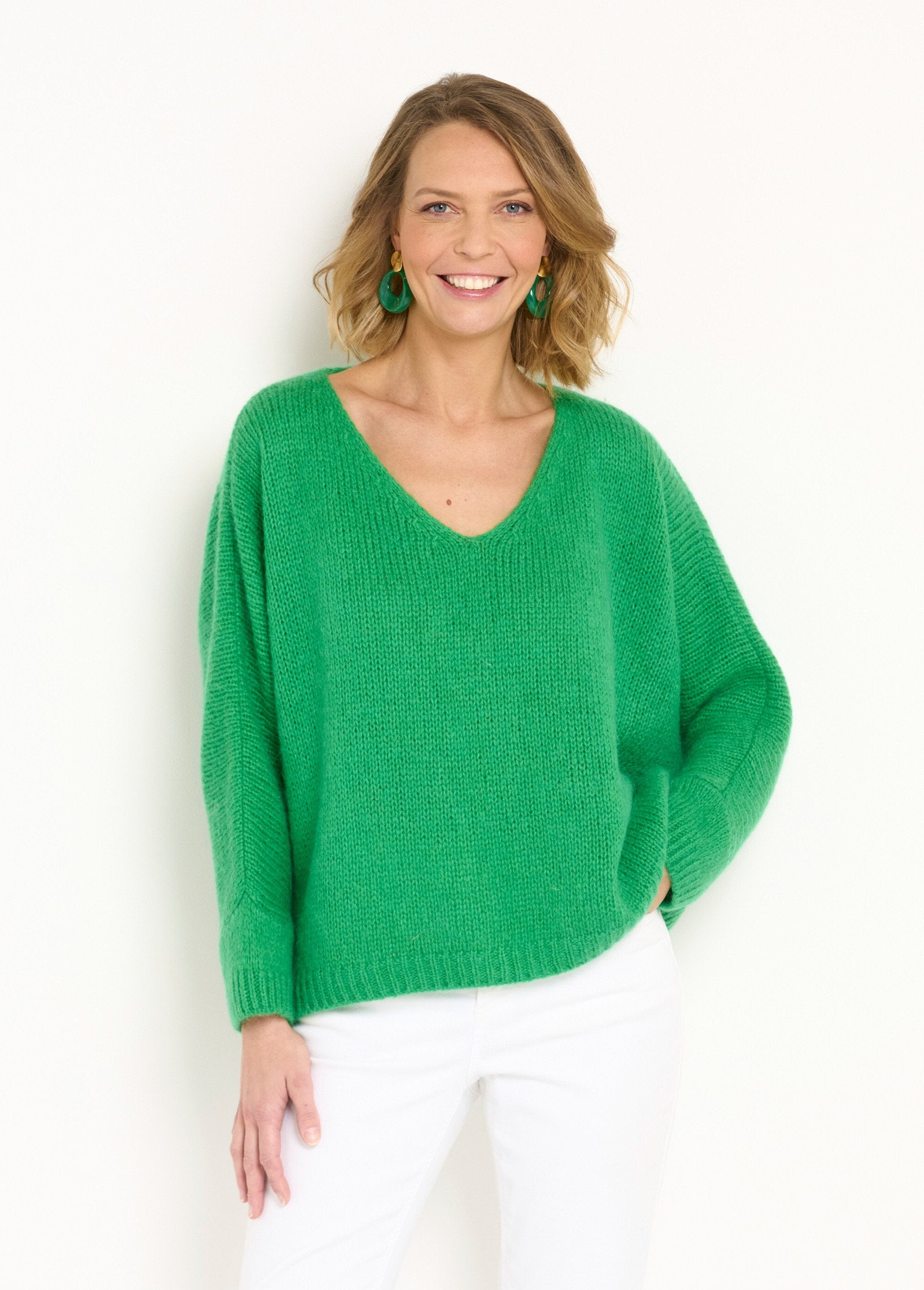 Warme_wollen_mohair_trui_met_V-hals_en_verspringende_armsgaten_Vert_FA1_slim
