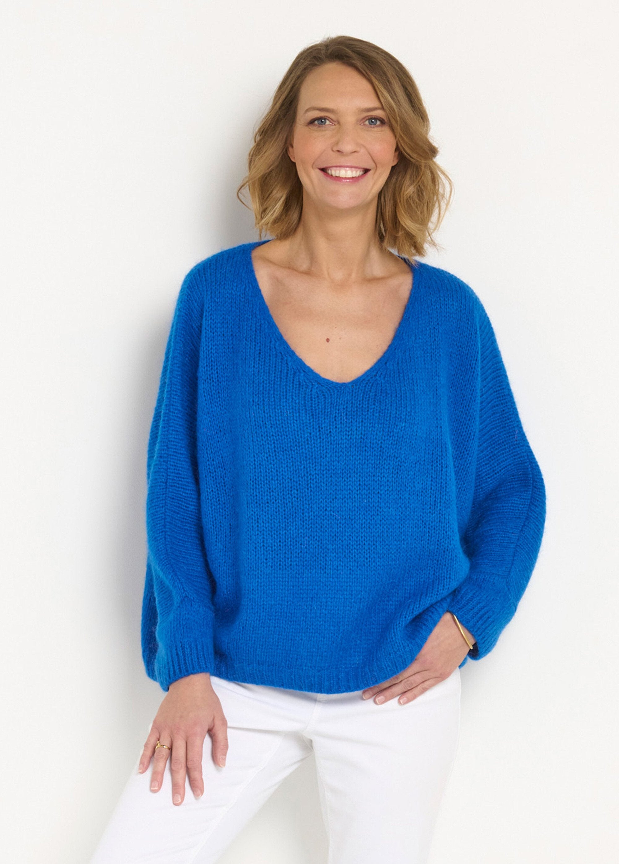 Warme_wollen_mohair_trui_met_V-hals_en_verspringende_armsgaten_Bleu_electrique_FA1_slim