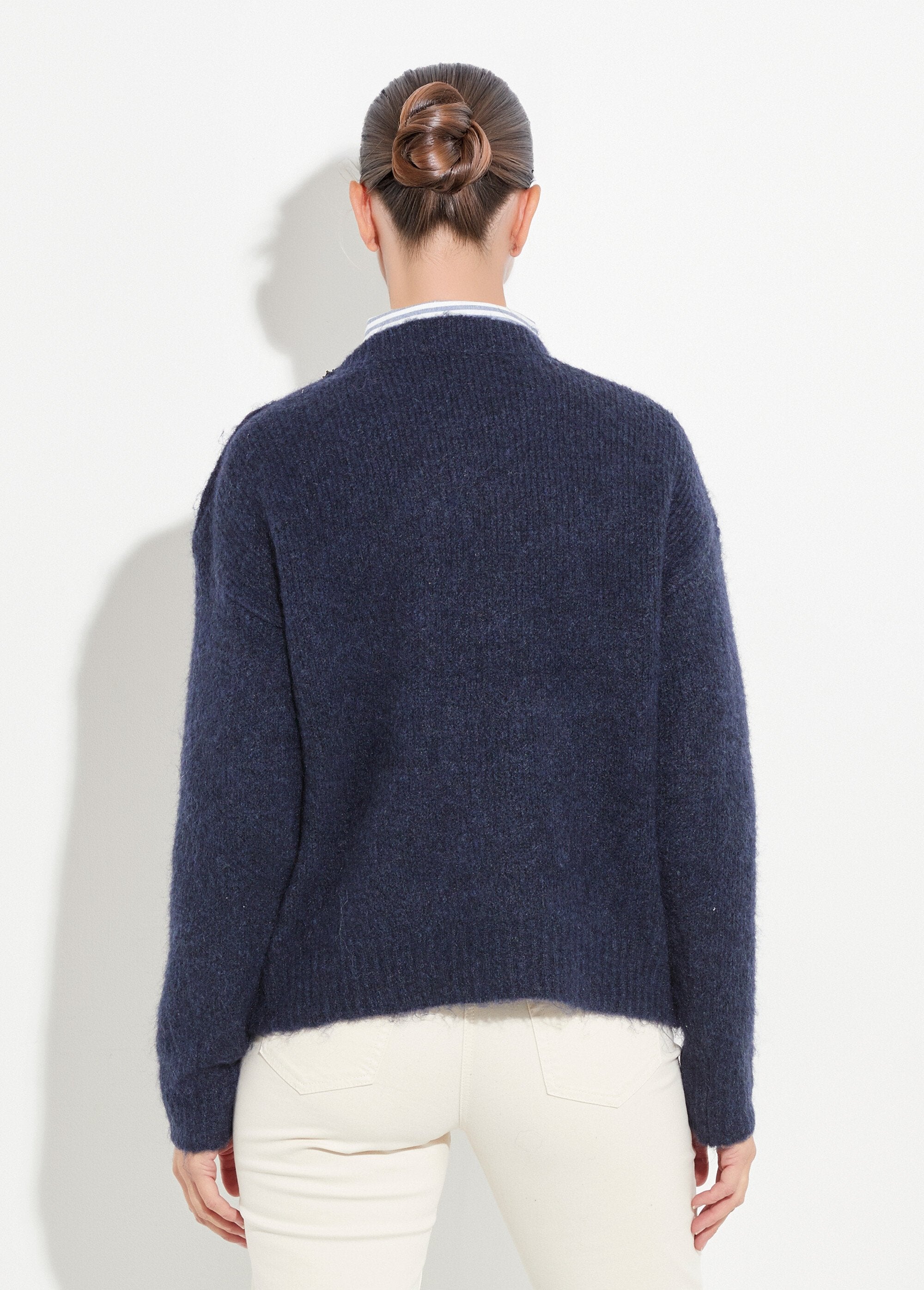 Trui_met_ronde_hals,_metalen_knopen_met_juwelen_Bleu_DO1_slim