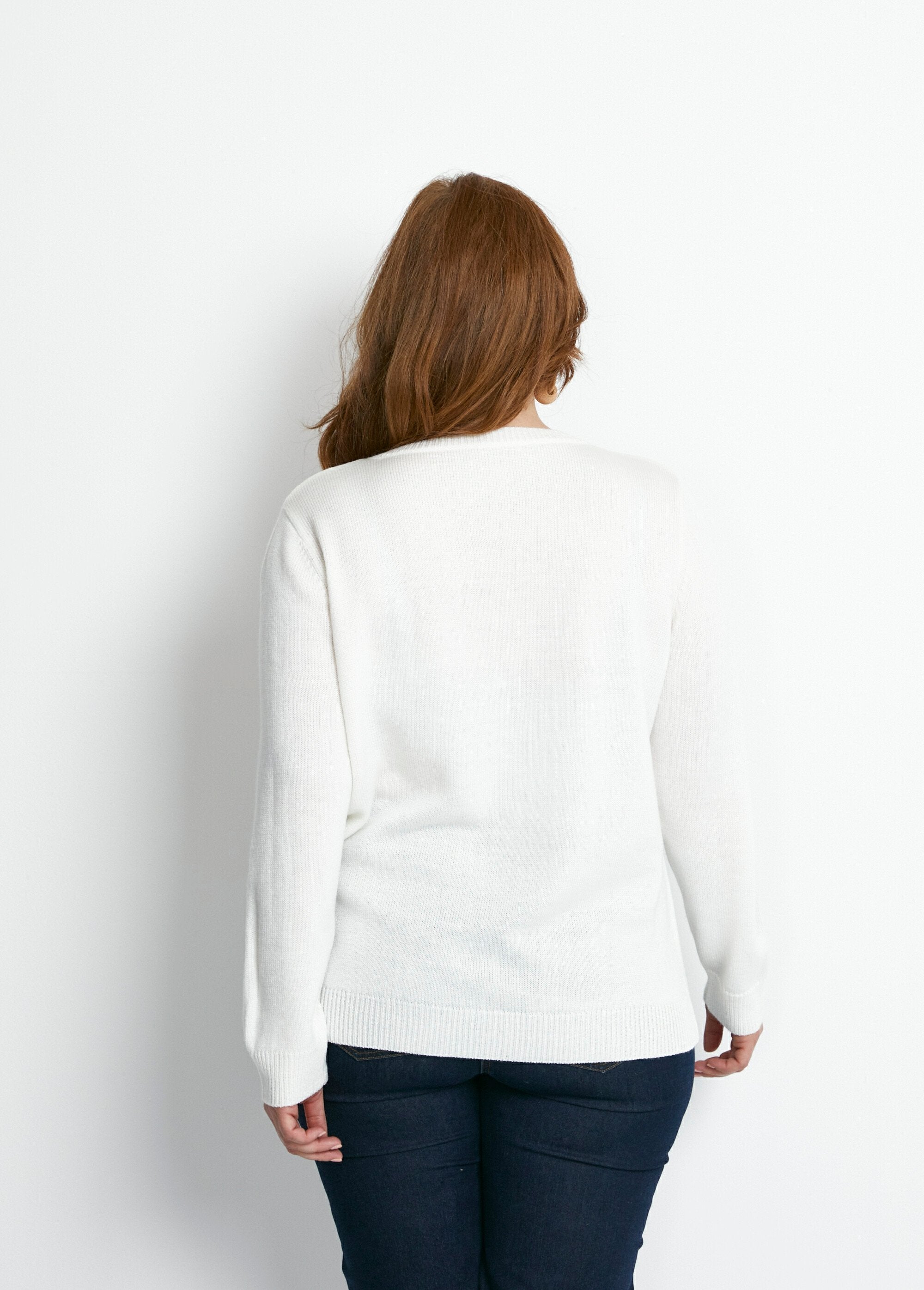 Edele_opengewerkte_trui_met_kralen_en_ronde_hals_Ecru_DO1_curvy