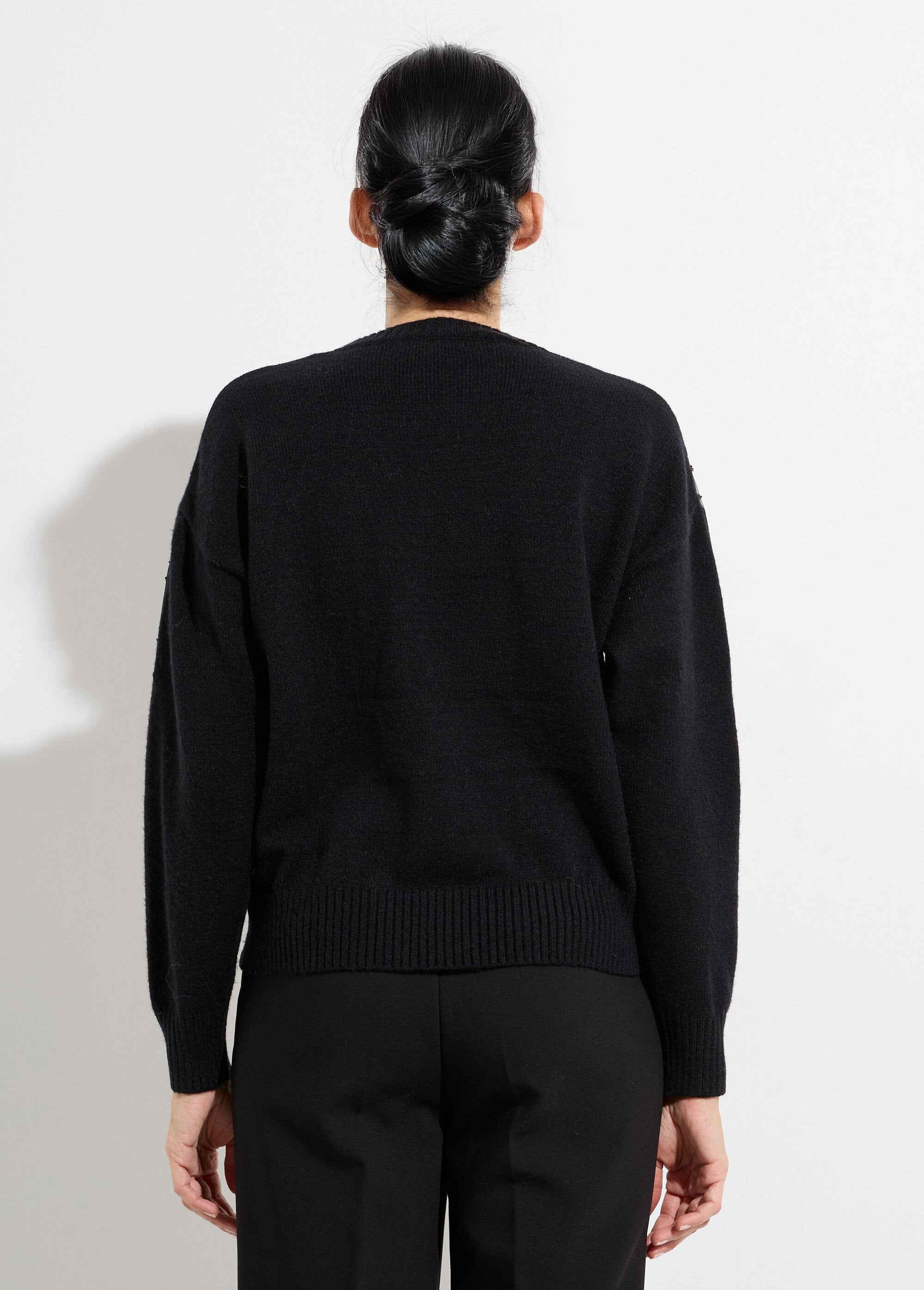 Trui_met_ronde_hals,_parels_en_fonkelende_strass-steentjes_Noir_DO1_slim