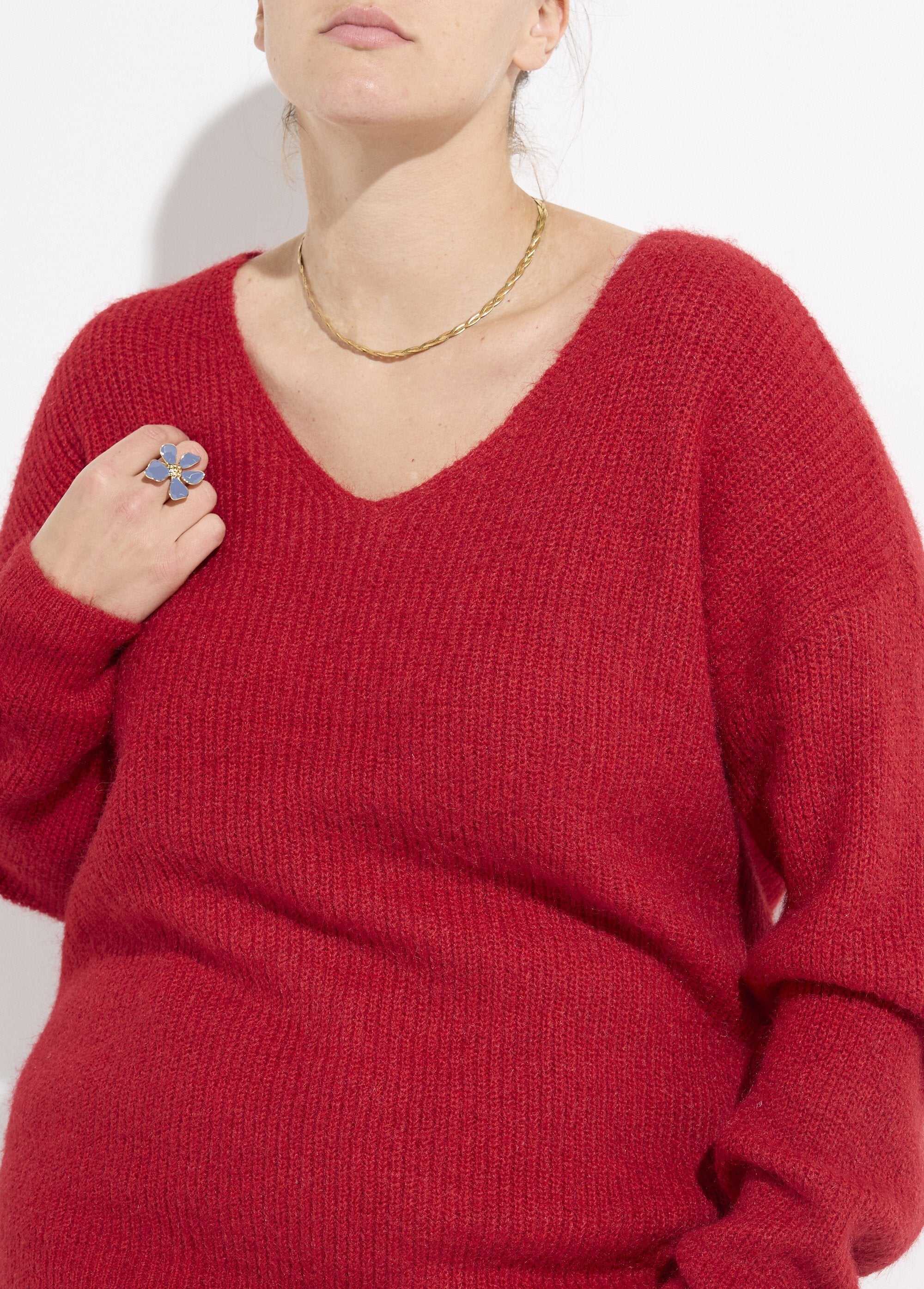 Warme_V-hals_trui_van_mosachtige_gebreide_wol_Rouge_DE1_curvy
