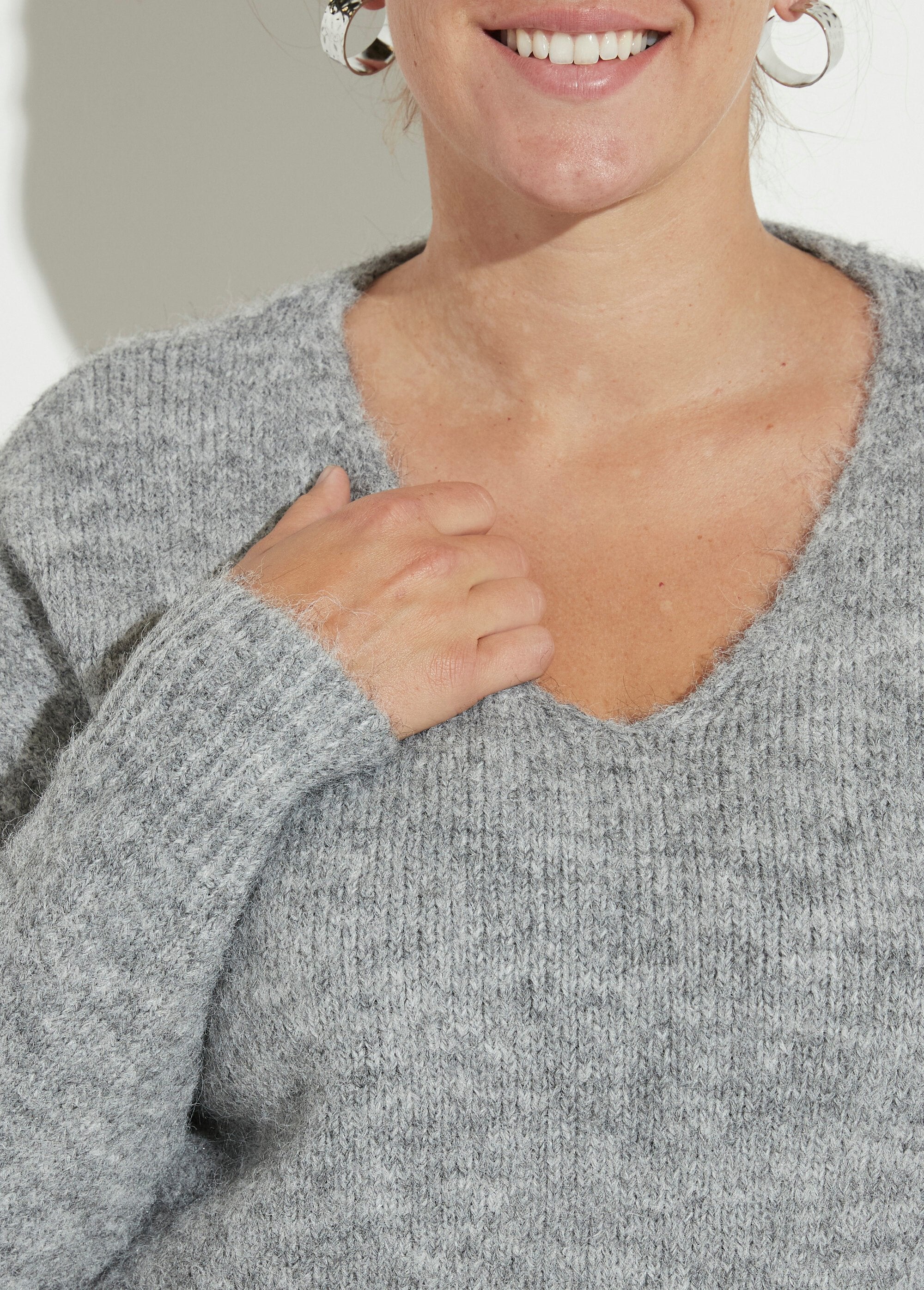 Dunne,_warme_trui_met_V-hals_van_wol_Gris_DE1_curvy