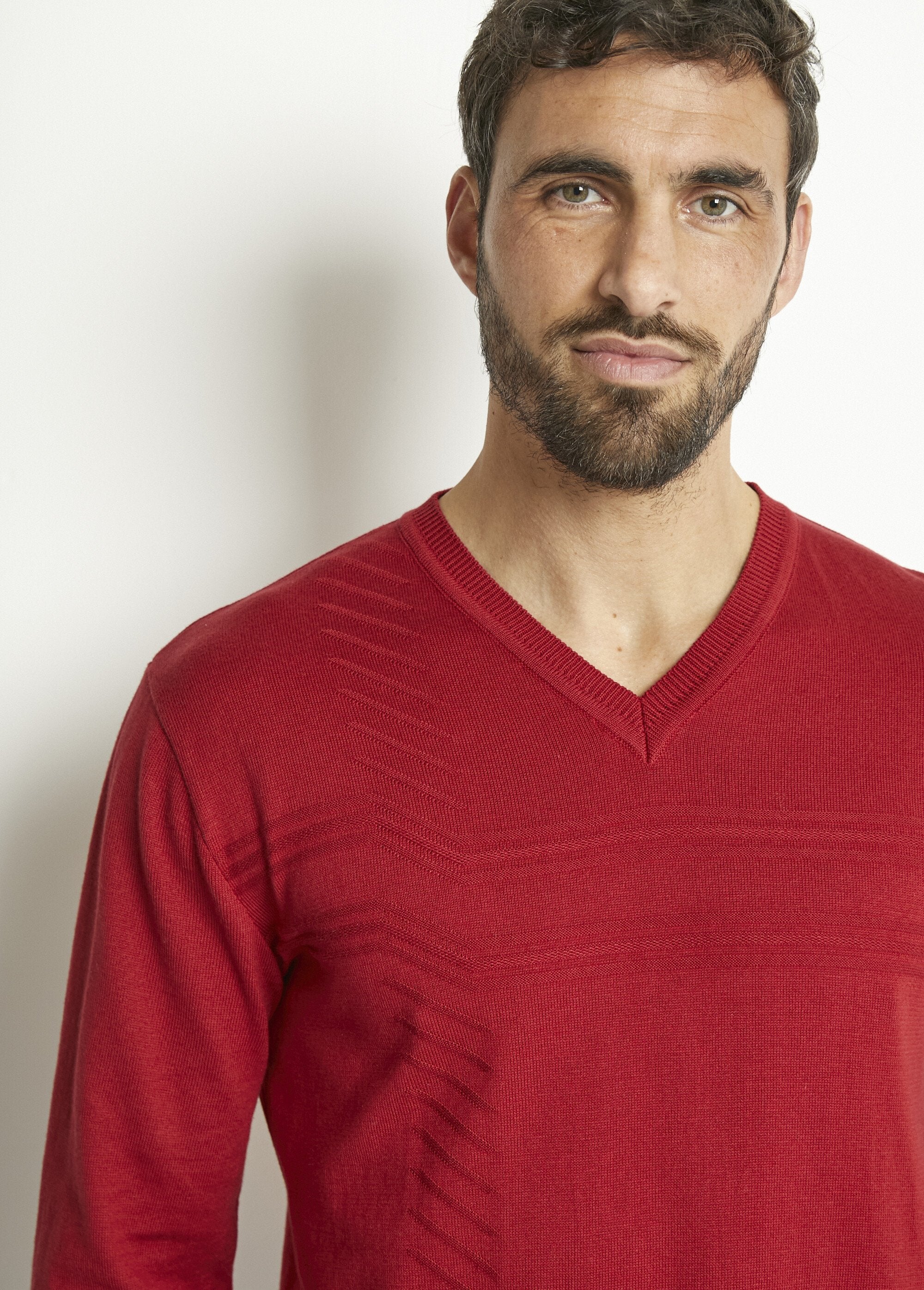 Katoenen_trui_met_lange_mouwen_en_V-hals_Bordeaux_DE1_slim