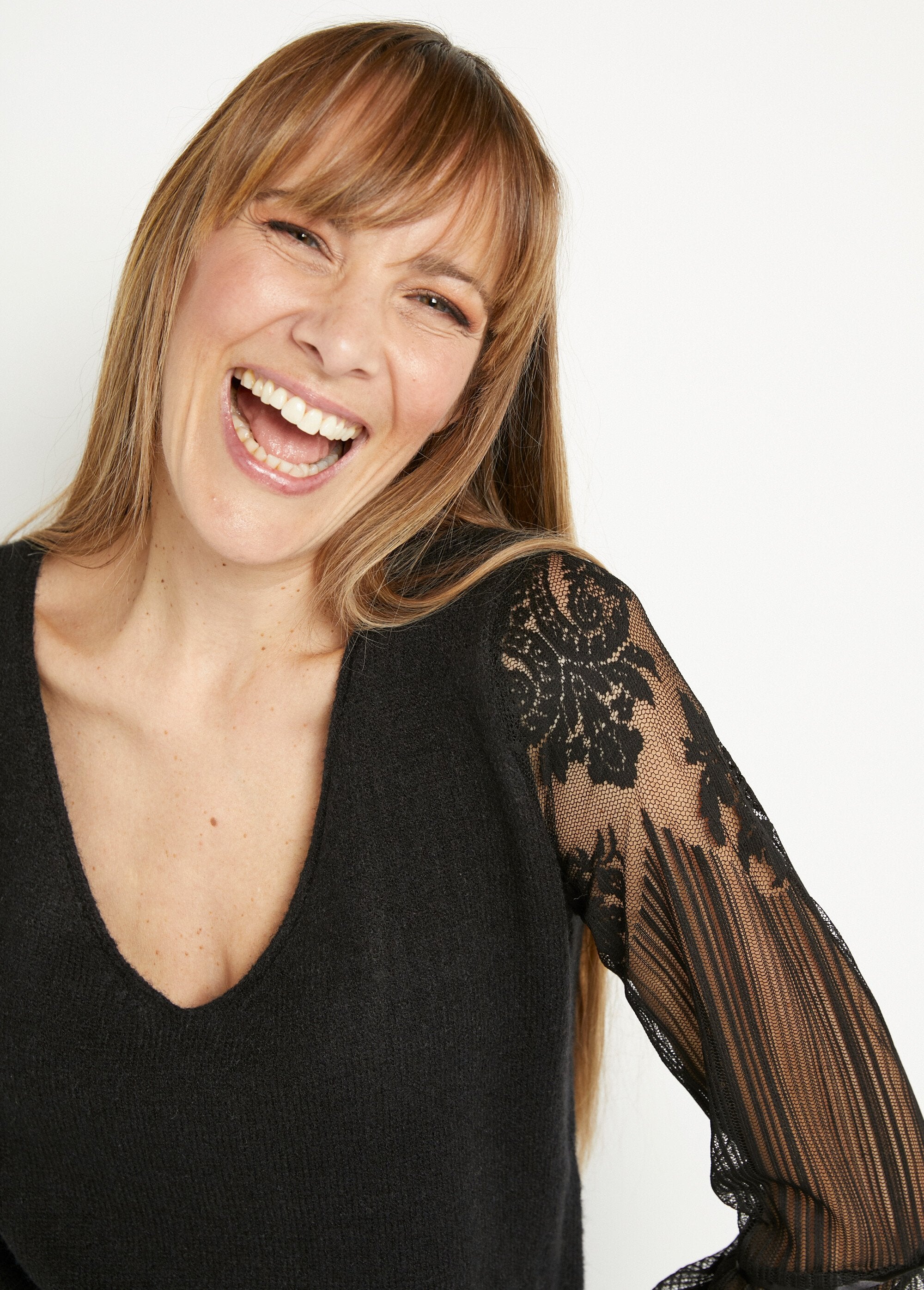 Trui_met_V-hals_en_mouwen_van_visnet_en_kant_Noir_DE1_slim