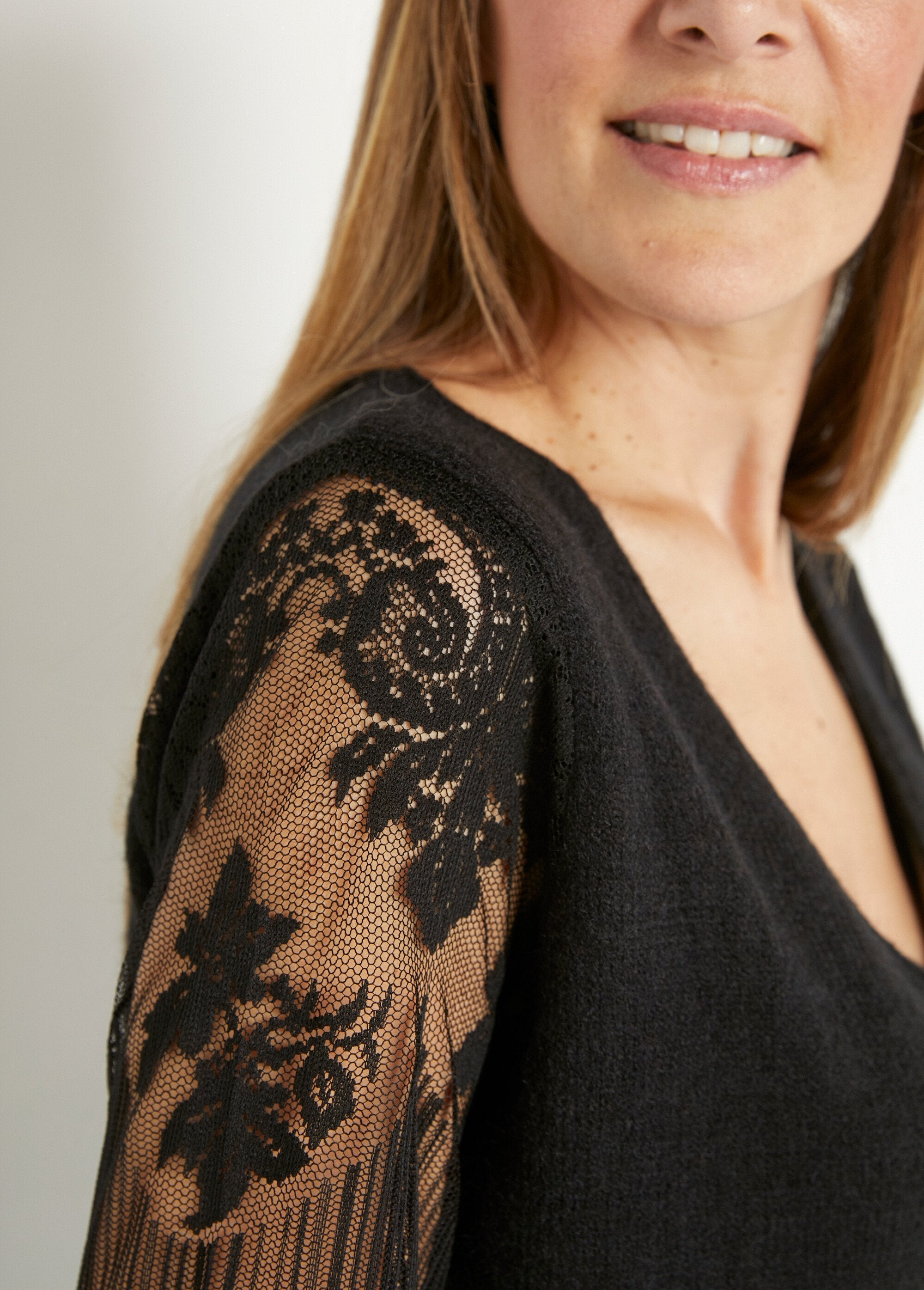 Trui_met_V-hals_en_mouwen_van_visnet_en_kant_Noir_DE2_slim