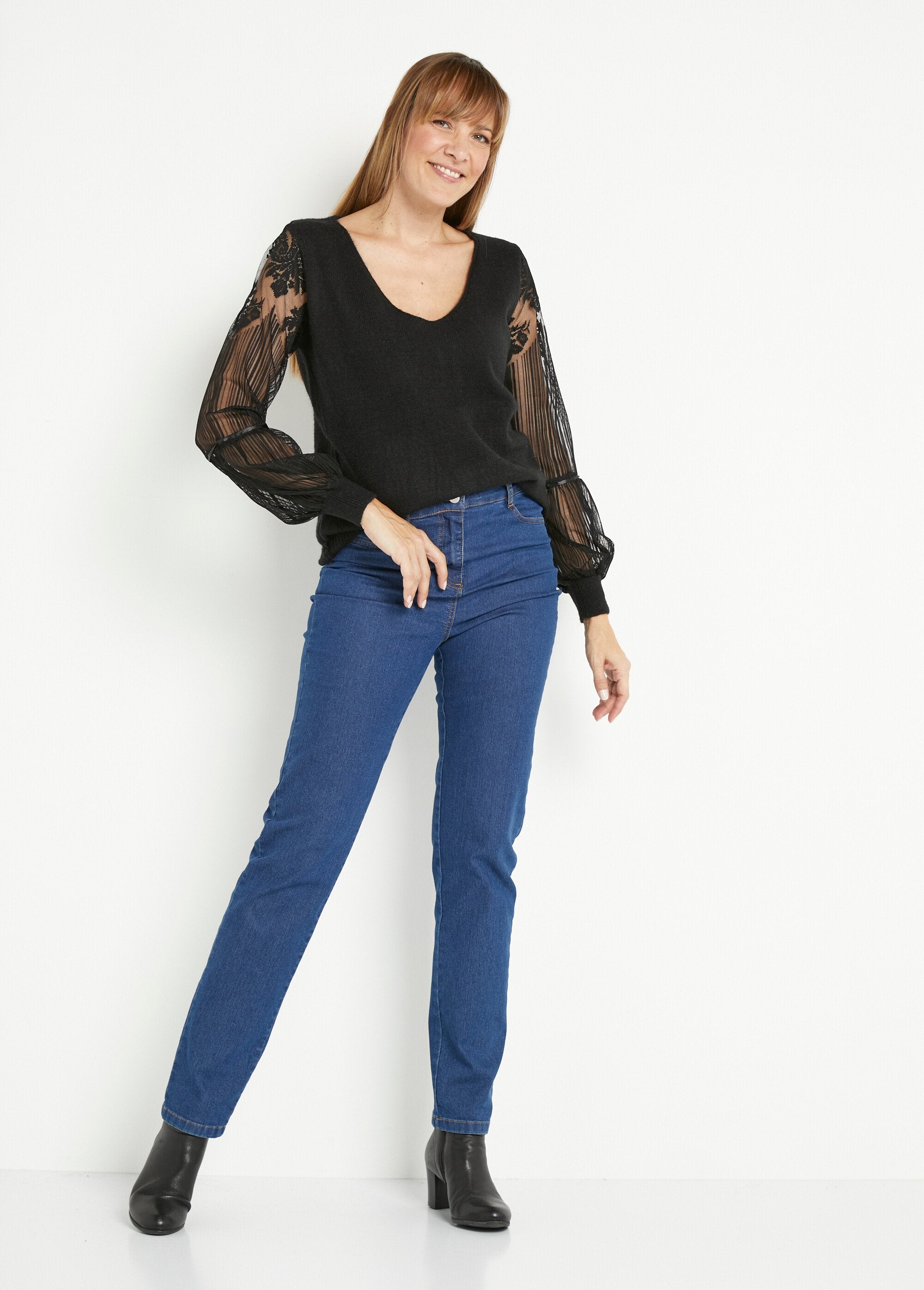 Trui_met_V-hals_en_mouwen_van_visnet_en_kant_Noir_SF1_slim