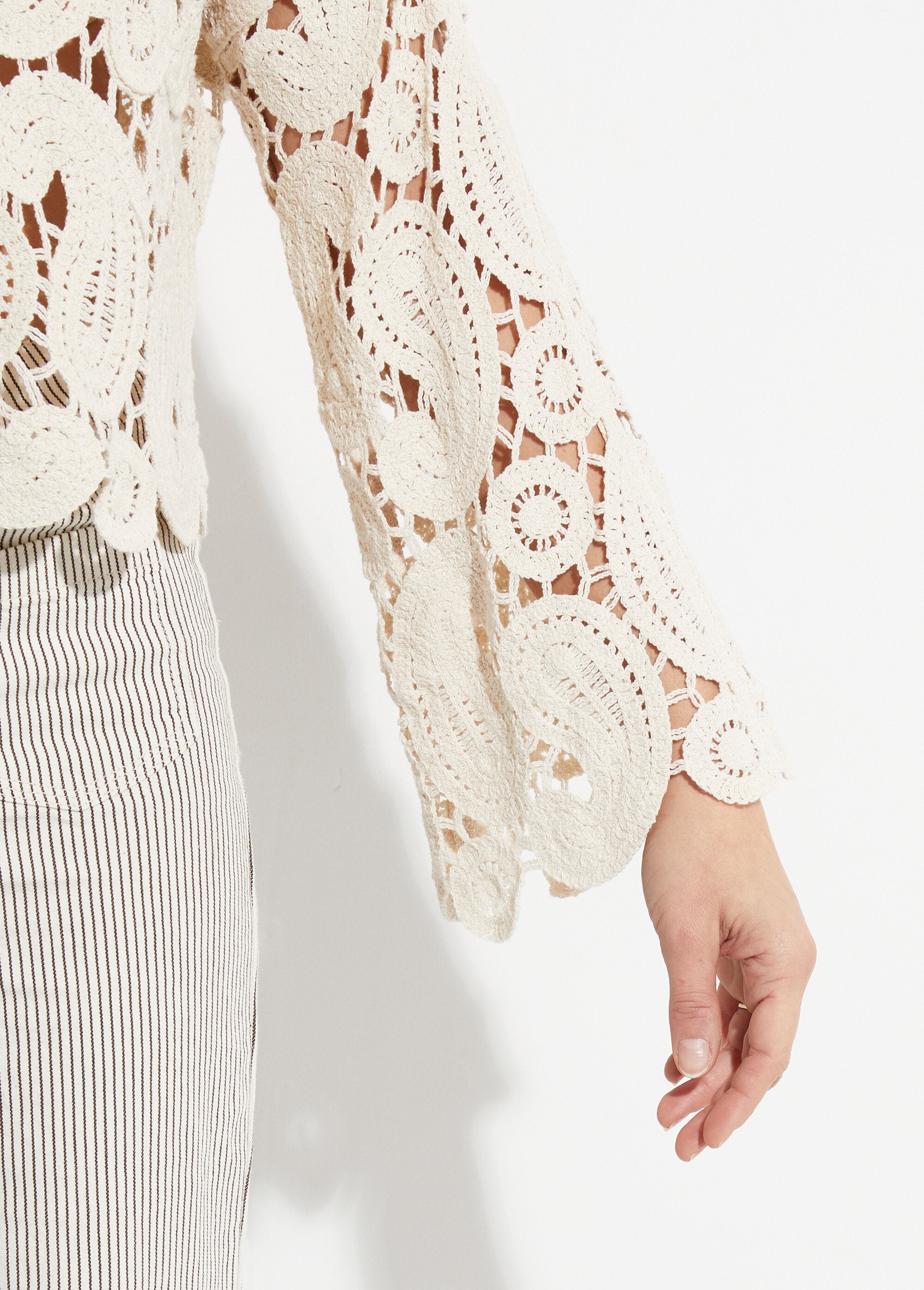 Gehaakte_opengewerkte_korte_trui,_ronde_hals_Ecru_DE2_slim