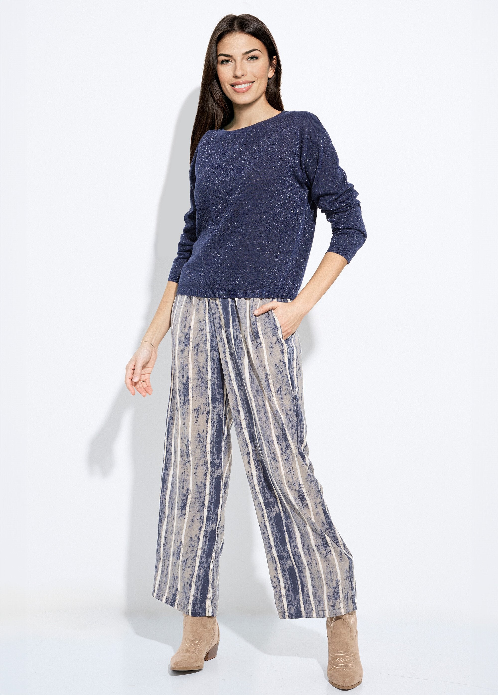 Korte_trui_in_fijn_gebreid_metallic_Marine_SF1_slim