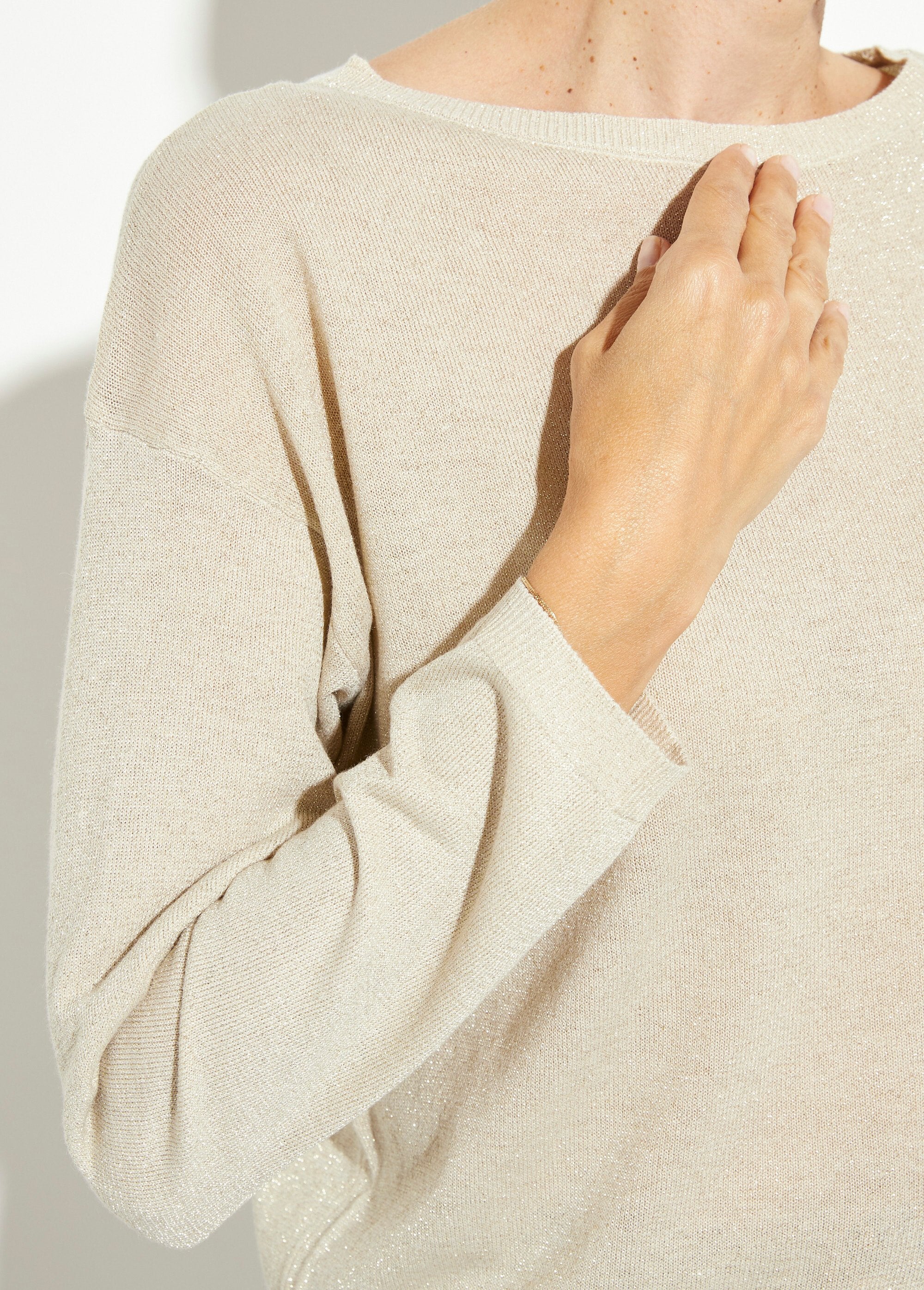 Korte_trui_in_fijn_gebreid_metallic_Beige_DE1_slim