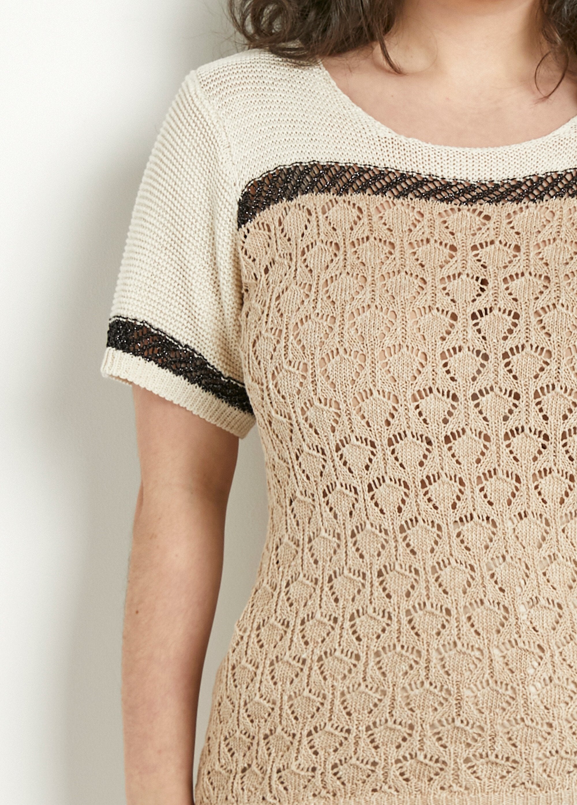 Zacht_glanzende_trui,_korte_mouwen,_ronde_hals_Beige_et_noir_DE1_curvy