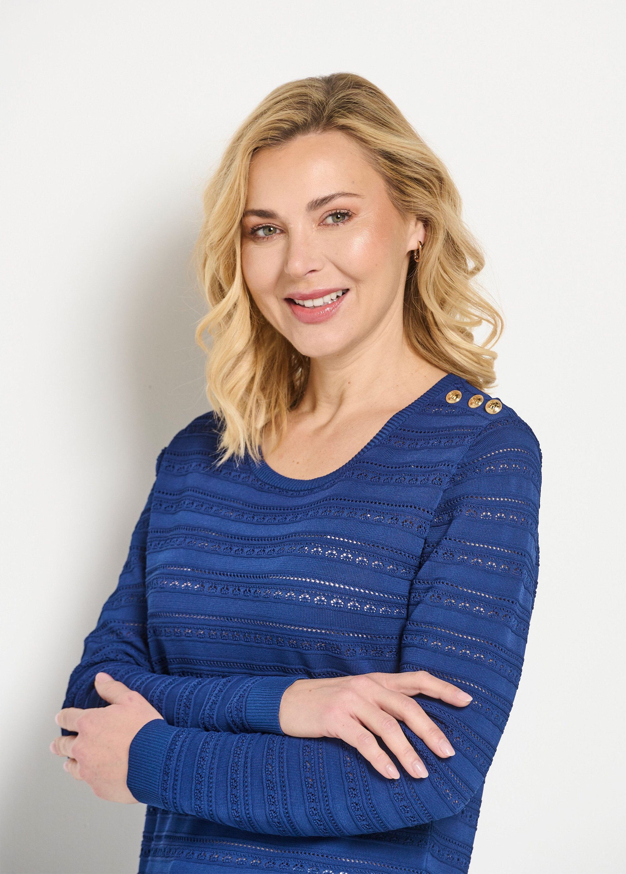 Zachte_korte_effen_trui_met_ronde_hals,_lange_mouwen_Marine_DE1_slim