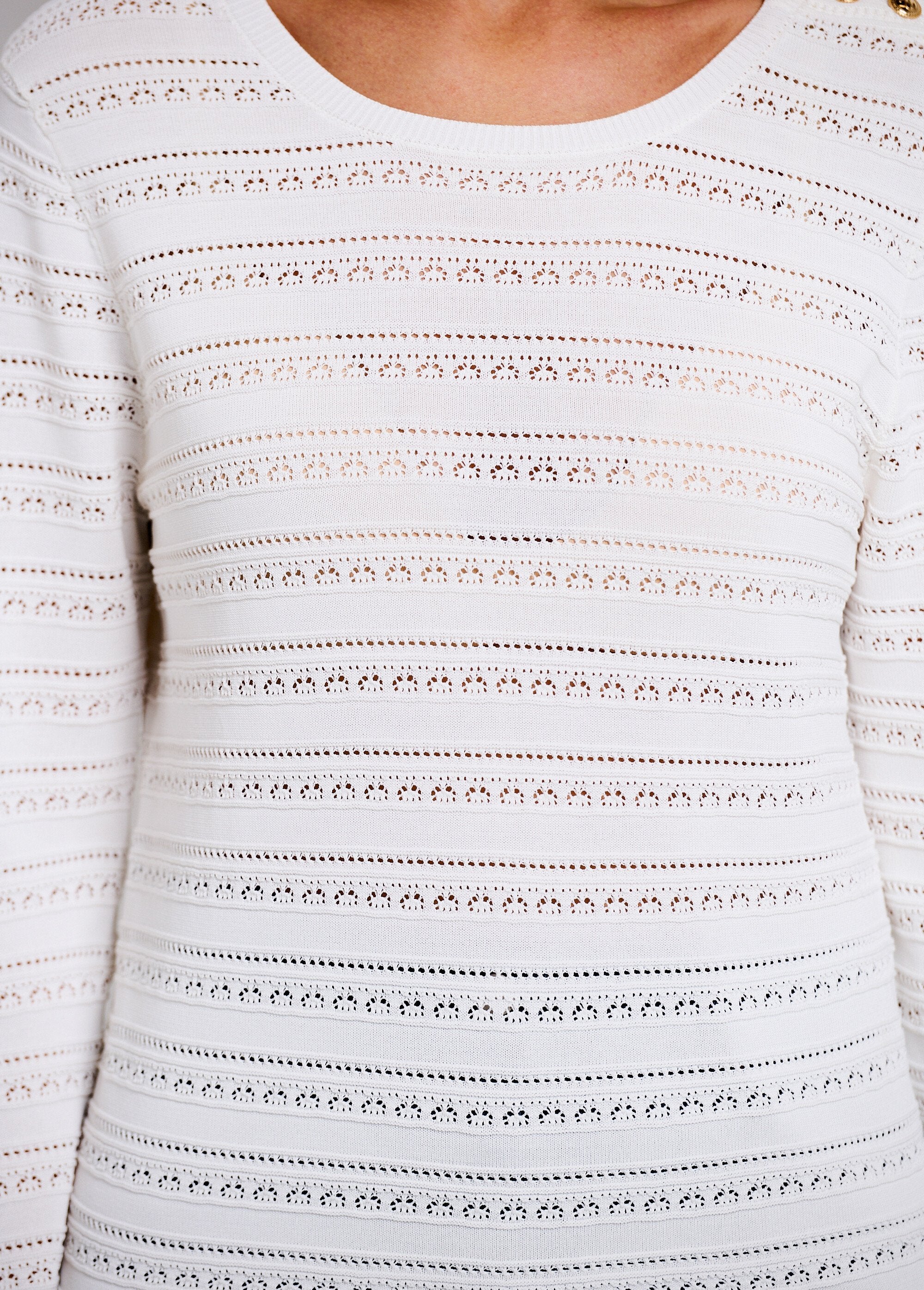 Zachte_korte_effen_trui_met_ronde_hals,_lange_mouwen_Blanc_DE1_slim