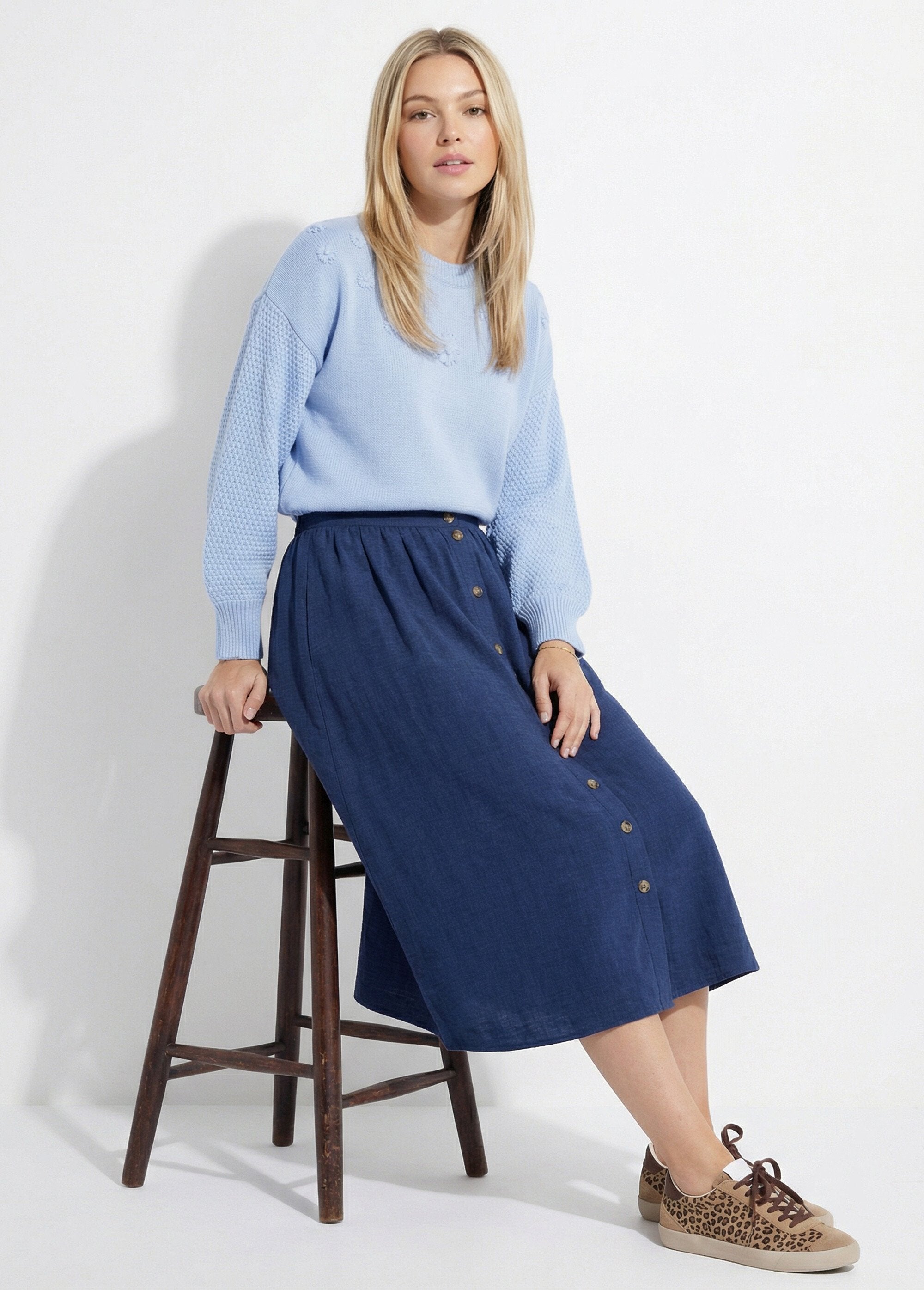 Zachte_trui_met_ronde_hals_en_geborduurde_bloemen_Bleu_SF1_slim