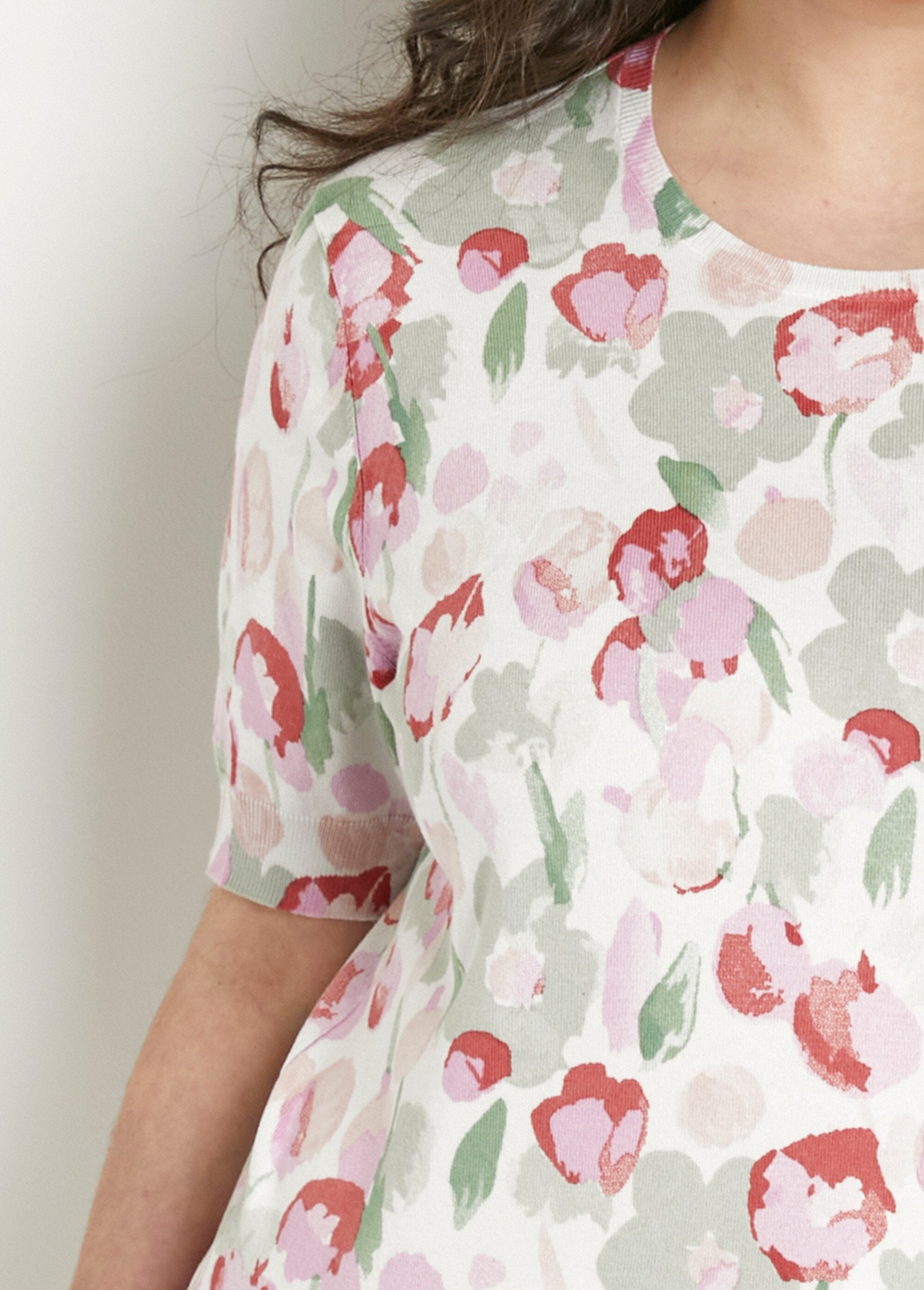 Zachte_trui_met_korte_mouwen_en_ronde_hals_Vert_et_coquelicot_DE1_curvy