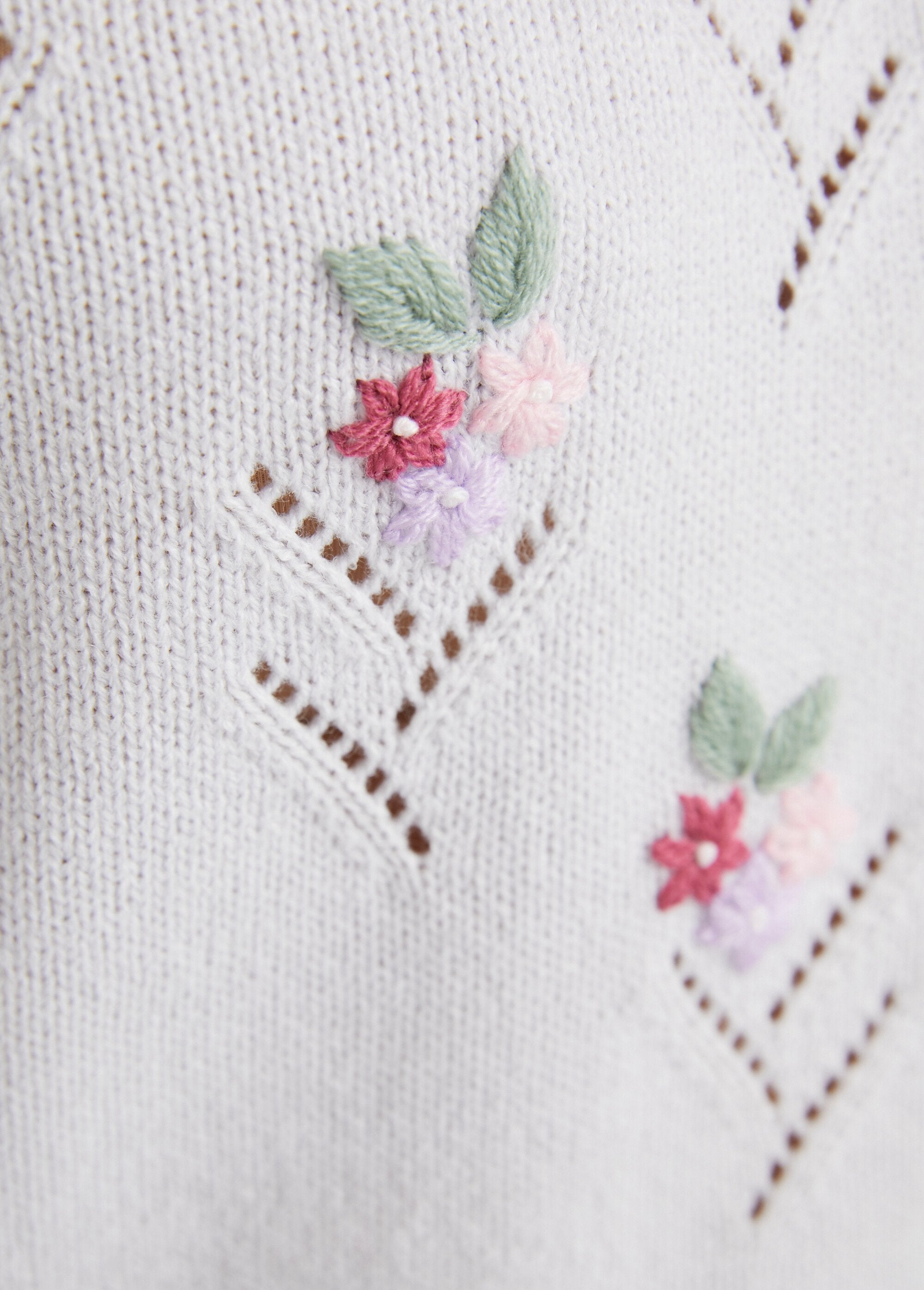 Zachte_effen_geborduurde_trui_met_ronde_hals_Zilver_DE3_slim