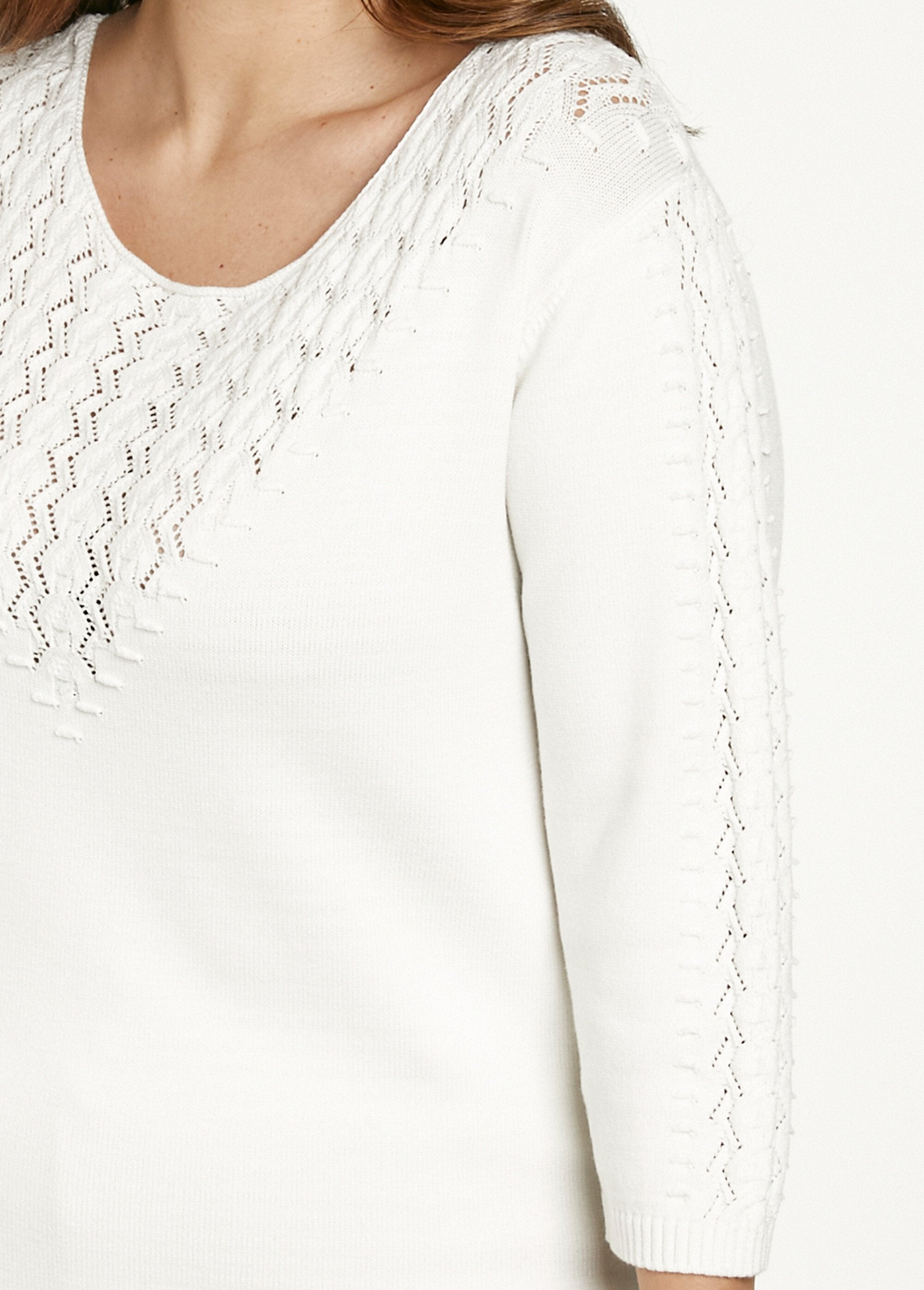 Zachte_effen_trui_met_ronde_hals_in_fantasiebreiwerk_Ecru_DE1_curvy