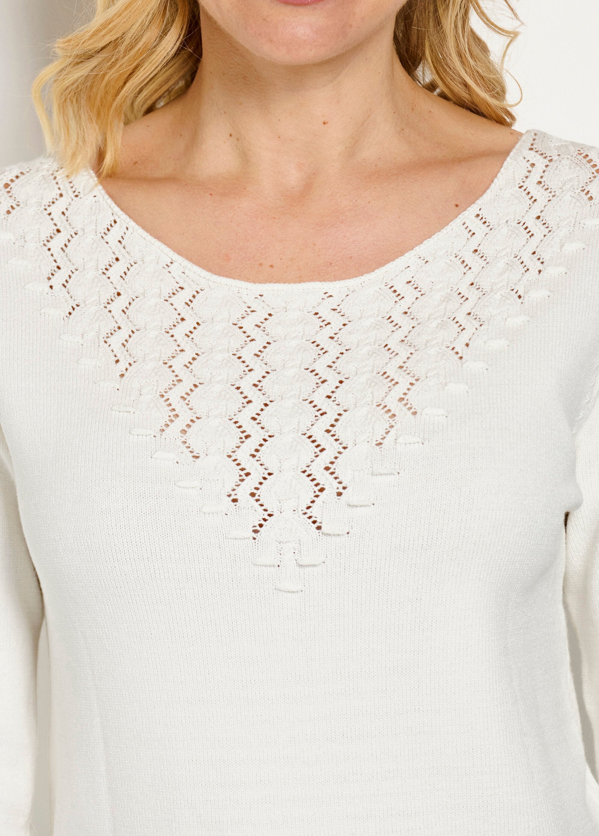 Zachte_effen_trui_met_ronde_hals_in_fantasiebreiwerk_Ecru_DE2_slim