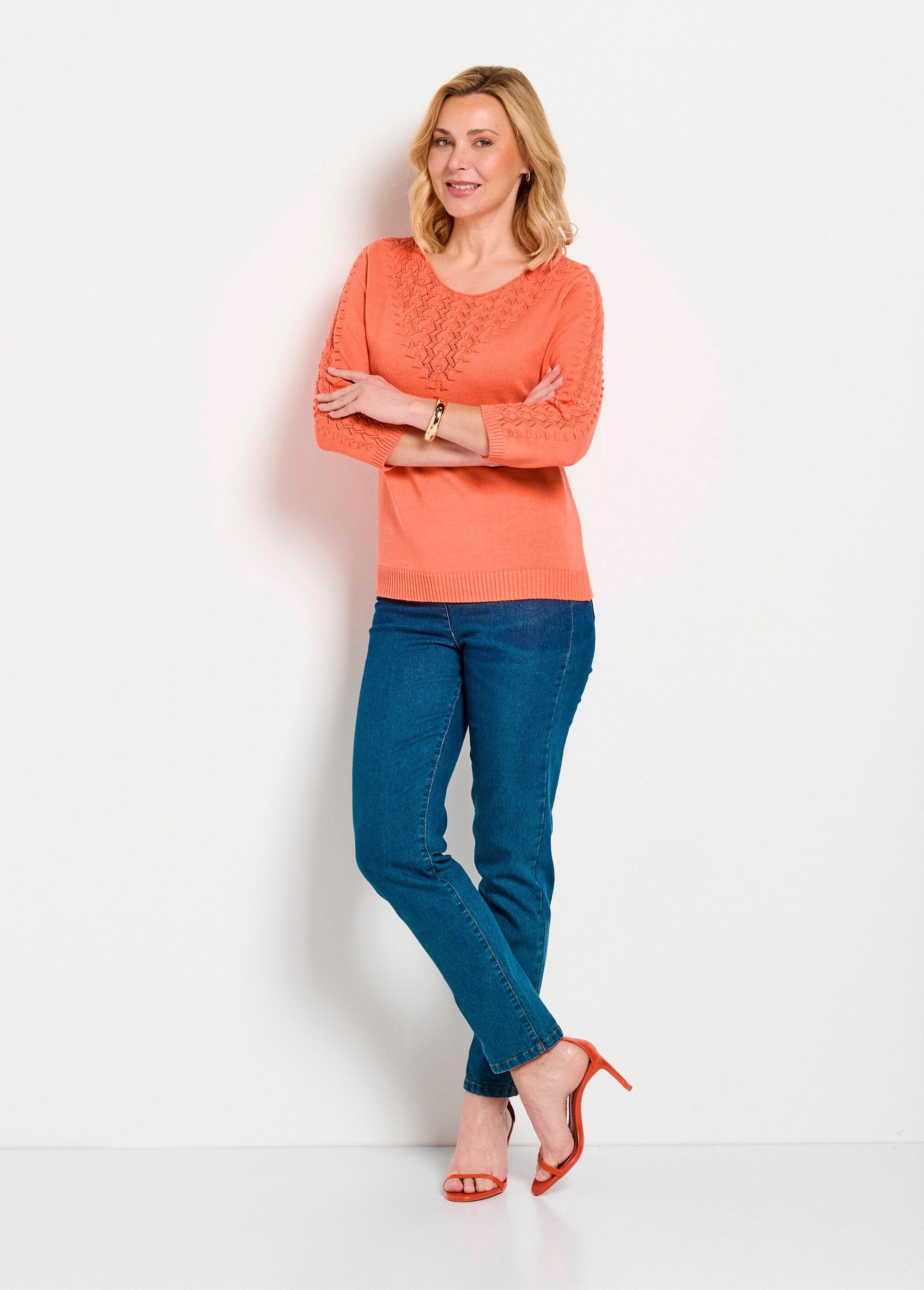 Zachte_effen_trui_met_ronde_hals_in_fantasiebreiwerk_Capucine_SF1_slim