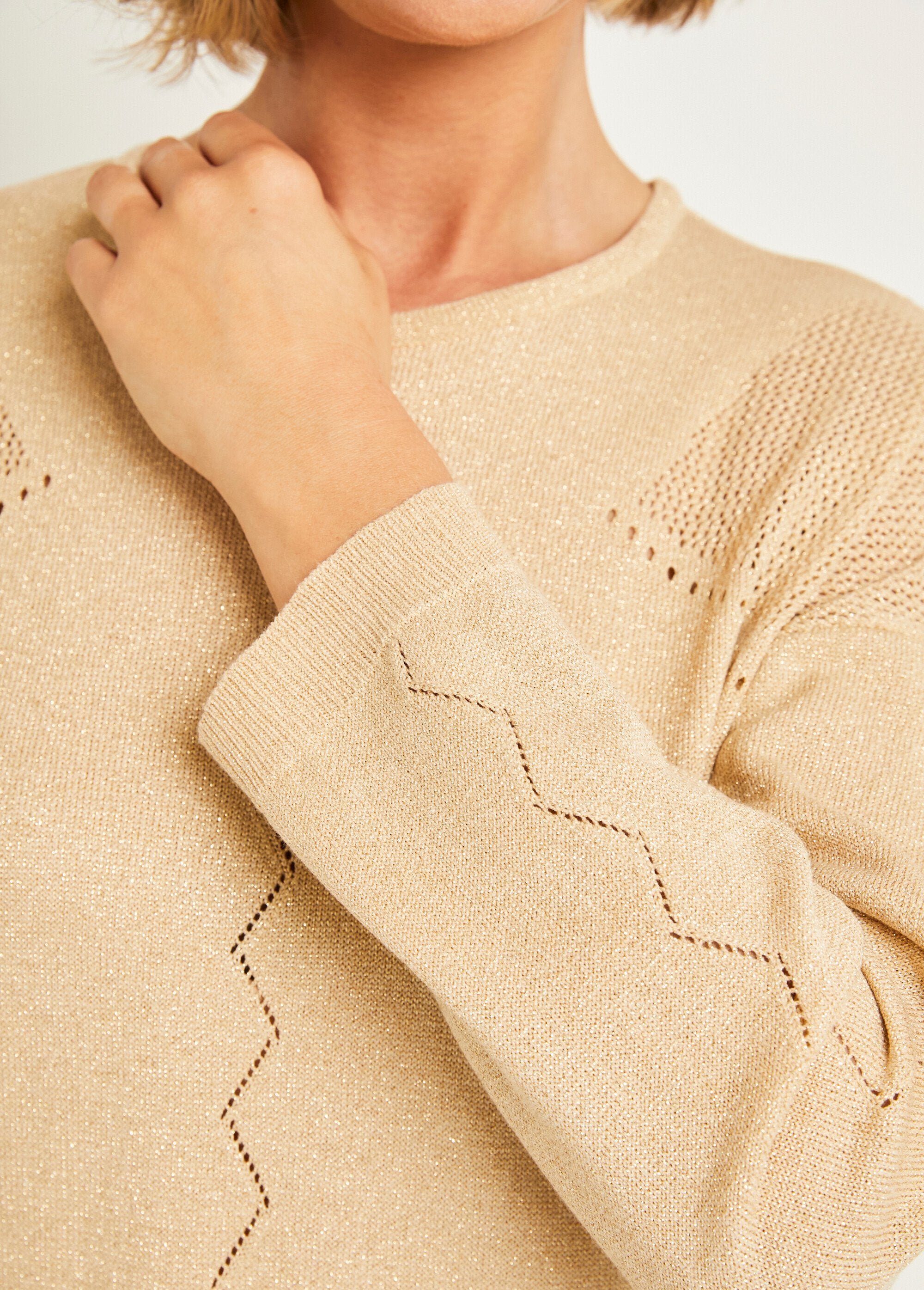 Iriserende_opengewerkte_korte_trui_met_lange_mouwen_Dore_DE2_slim