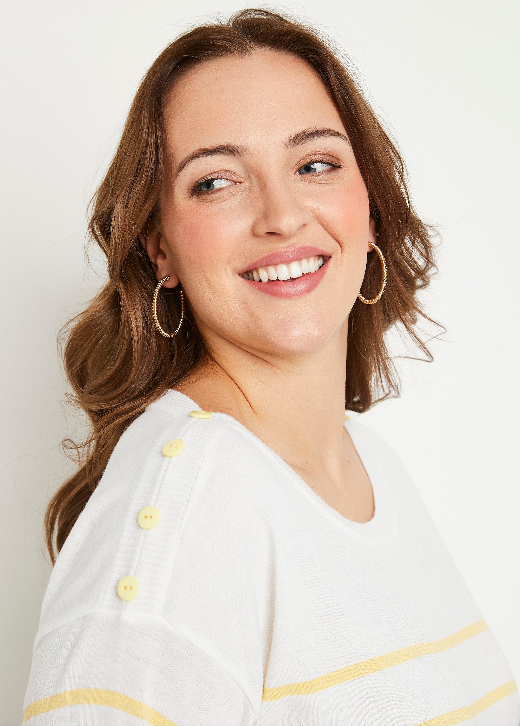 Trui_met_dunne_strepen_Wit_en_vanille_DE1_curvy