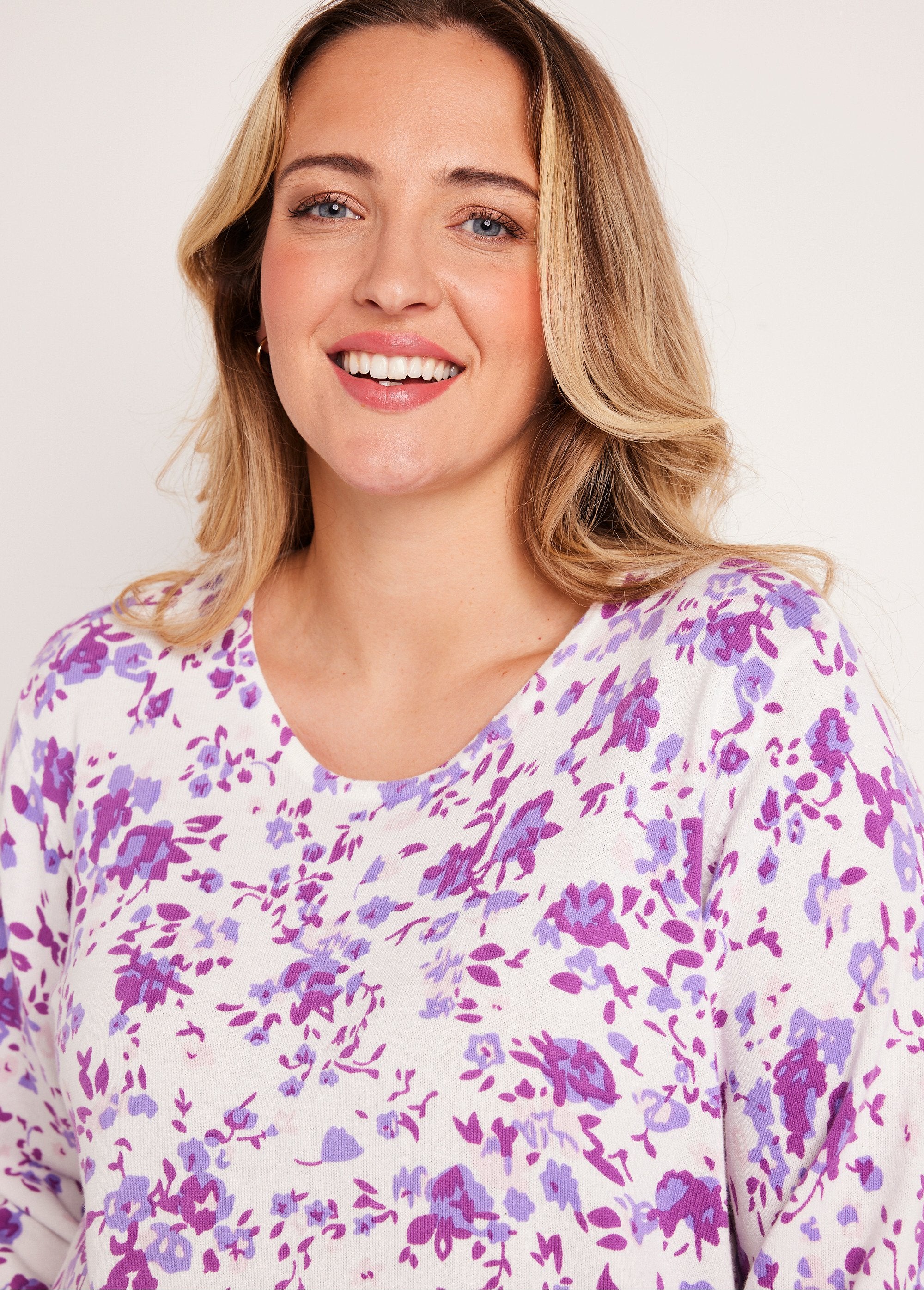 Trui_met_dunne_bloemen_Lila_DE1_curvy
