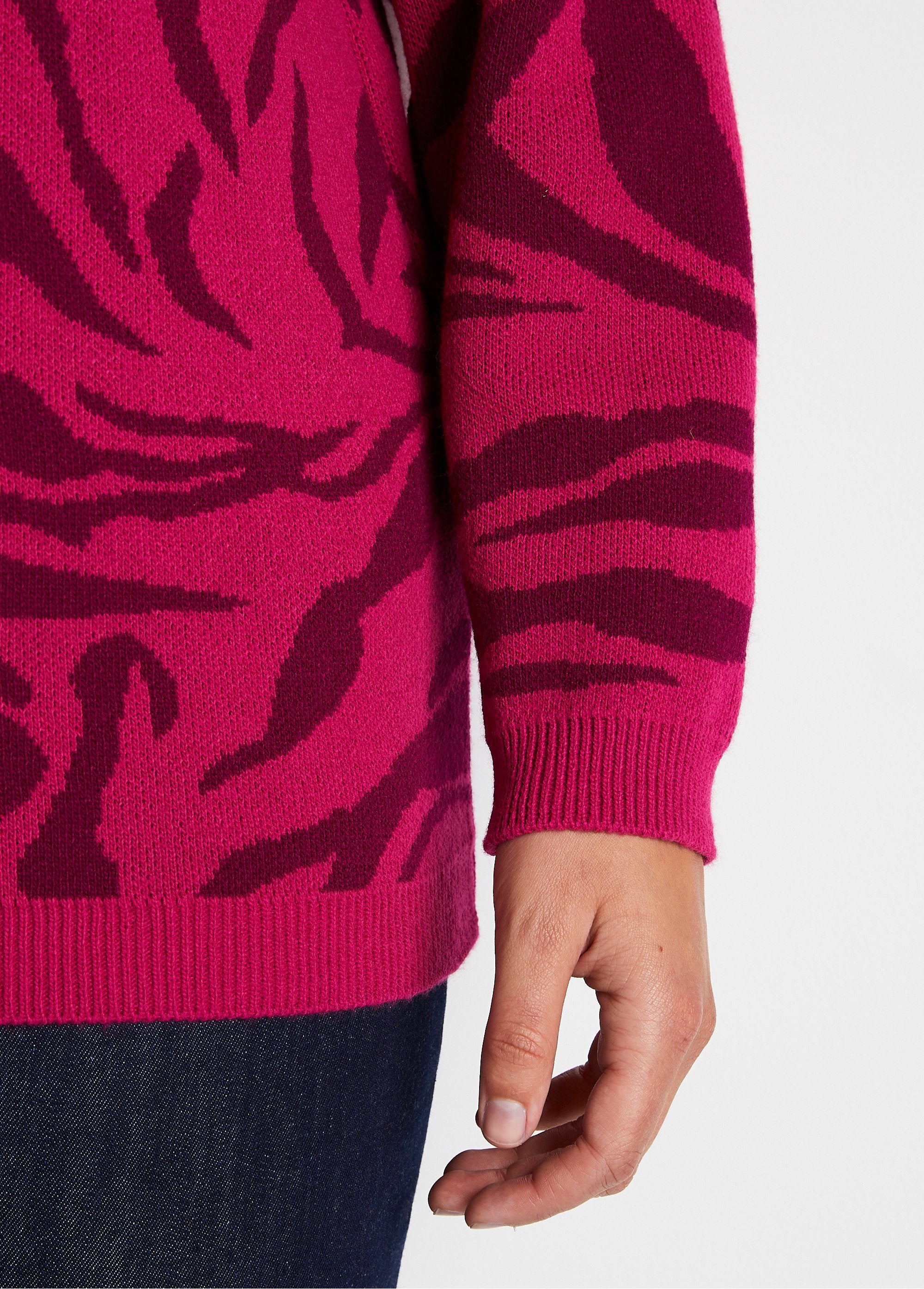 Zachte_jacquard_zebra_trui_met_ronde_hals_Fuchsia_en_zwarte_bessen_DE2_curvy