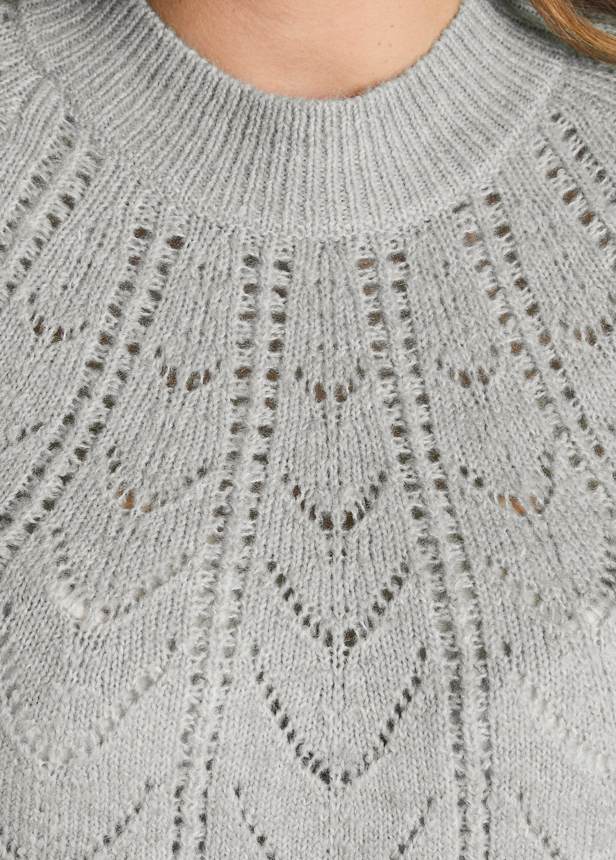 Opengewerkte_gemêleerde_gebreide_trui_met_ronde_hals_Heide_grijs_DE2_curvy