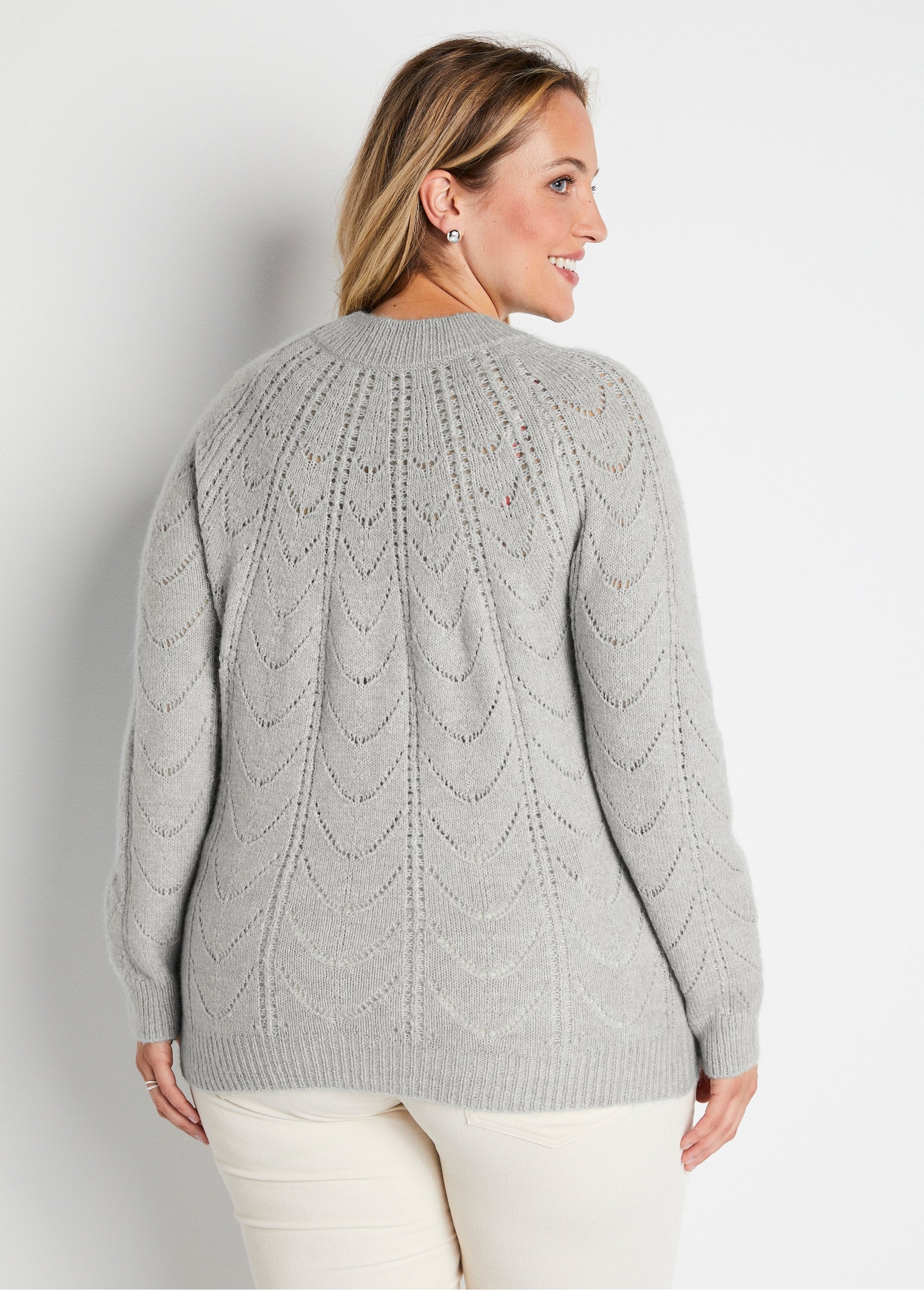 Opengewerkte_gemêleerde_gebreide_trui_met_ronde_hals_Gris_chine_DO1_curvy