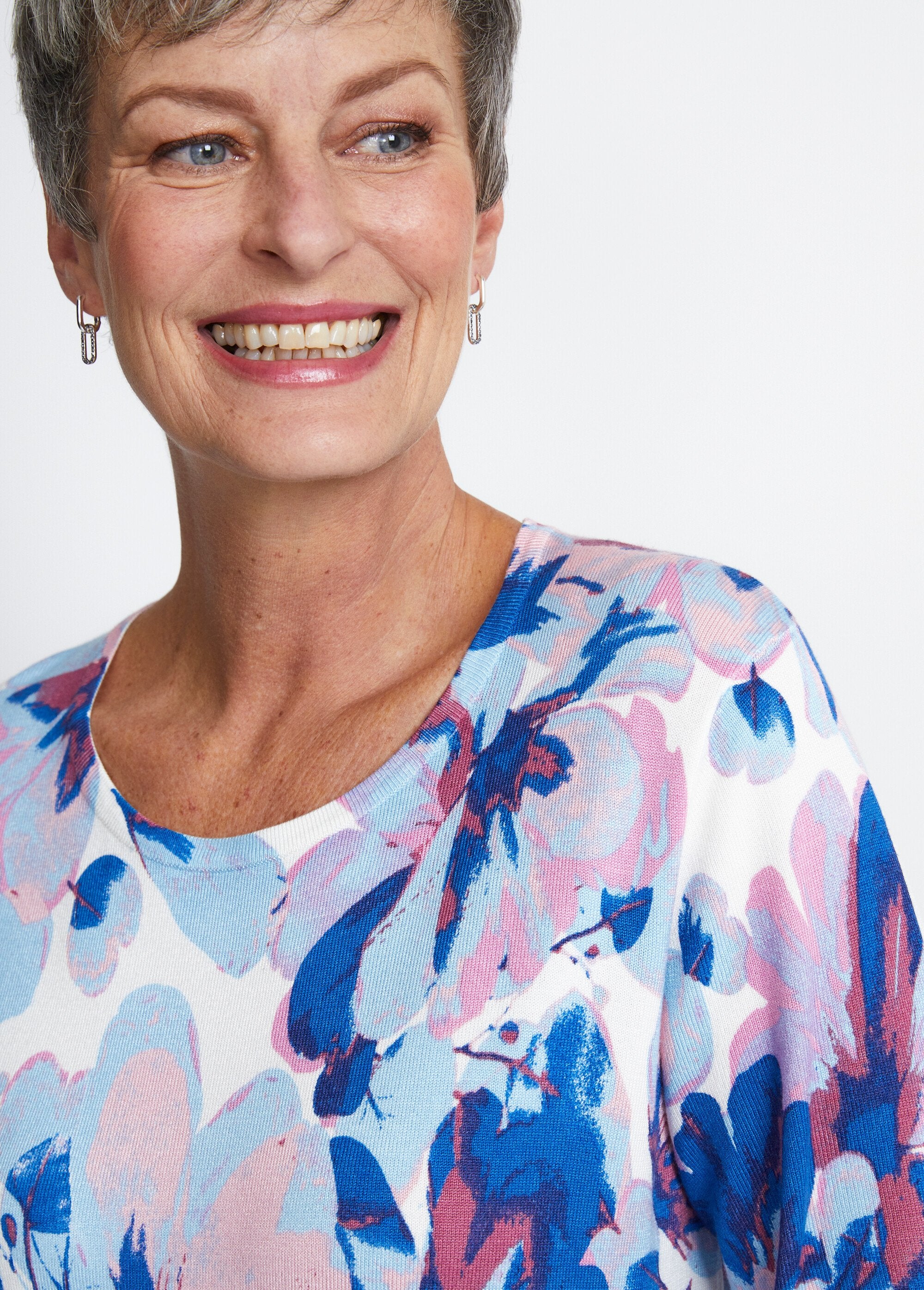 Trui_met_bloemenprint_en_3/4_mouwen_Bleu_et_rose_DE1_slim