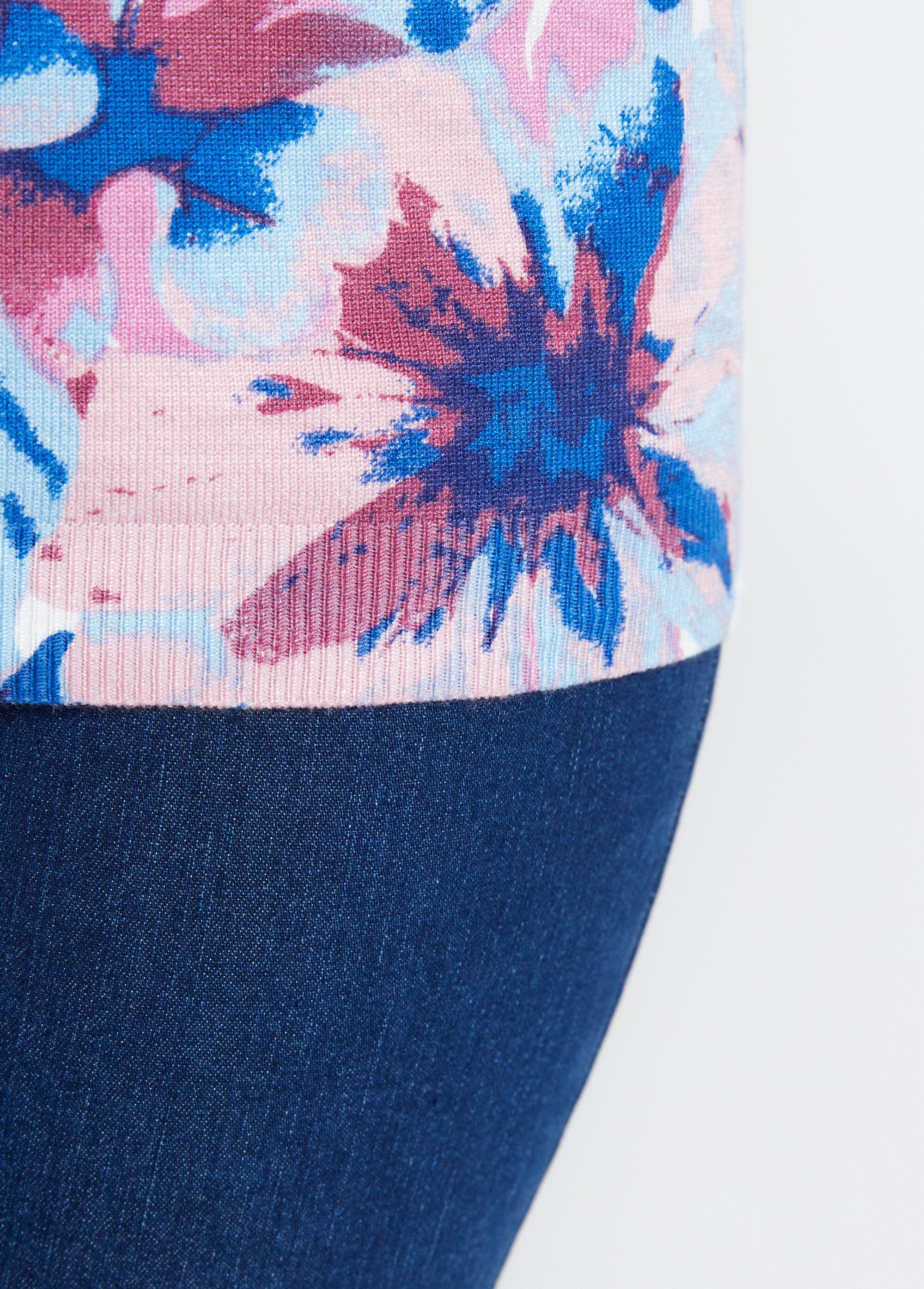 Trui_met_bloemenprint_en_3/4_mouwen_Bleu_et_rose_DE3_slim