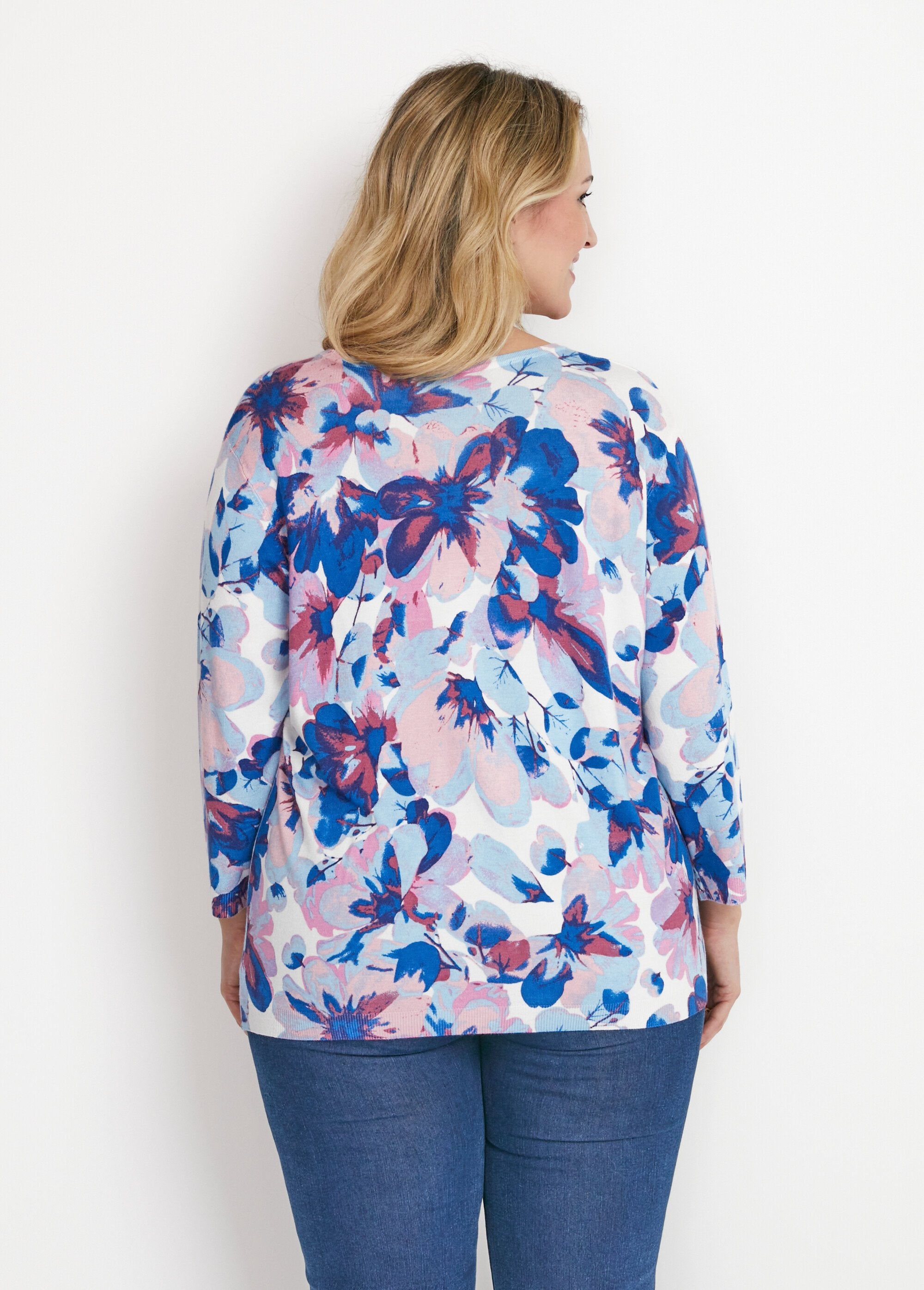 Trui_met_bloemenprint_en_3/4_mouwen_Bleu_et_rose_DO1_curvy