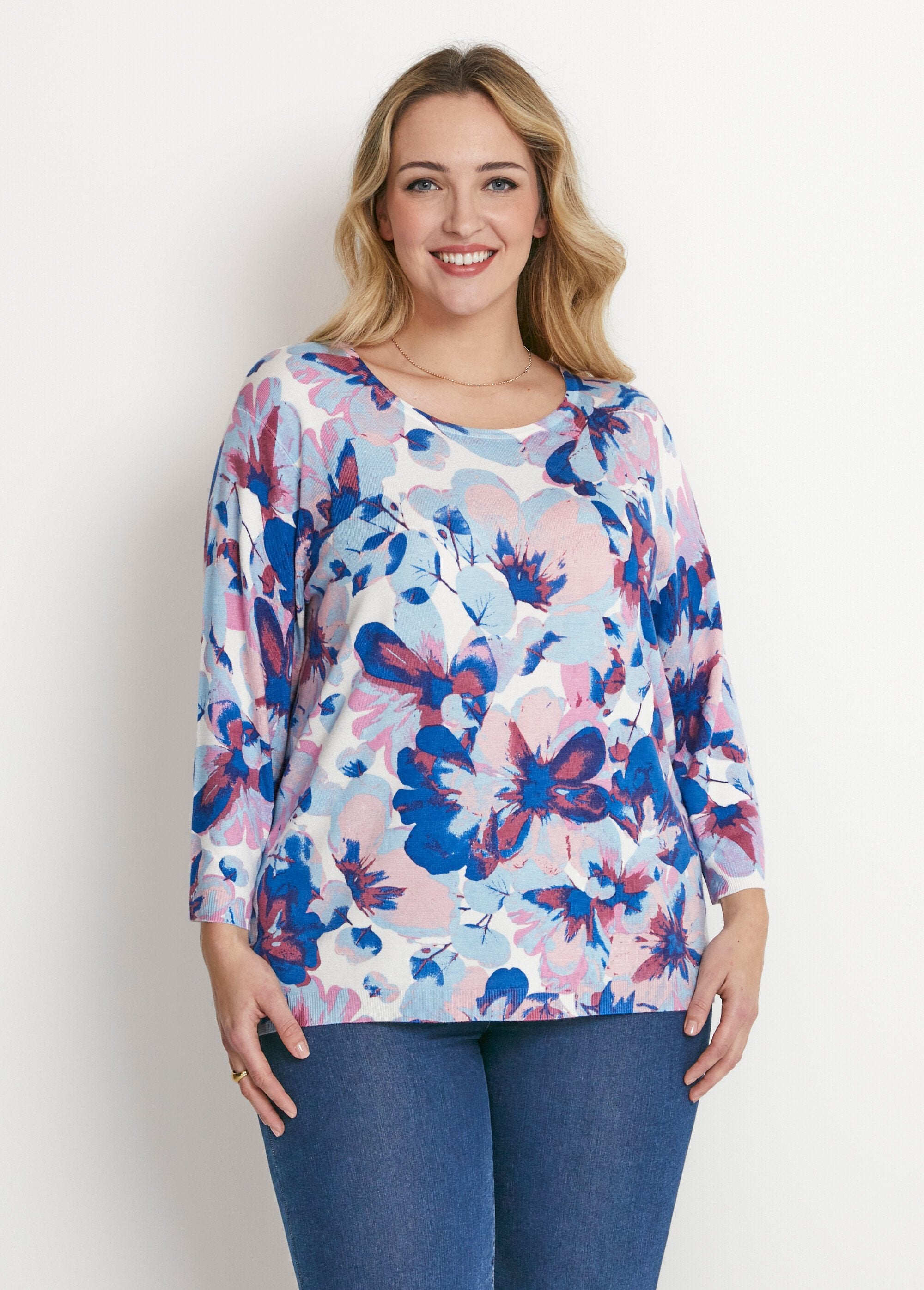 Trui_met_bloemenprint_en_3/4_mouwen_Bleu_et_rose_FA1_curvy