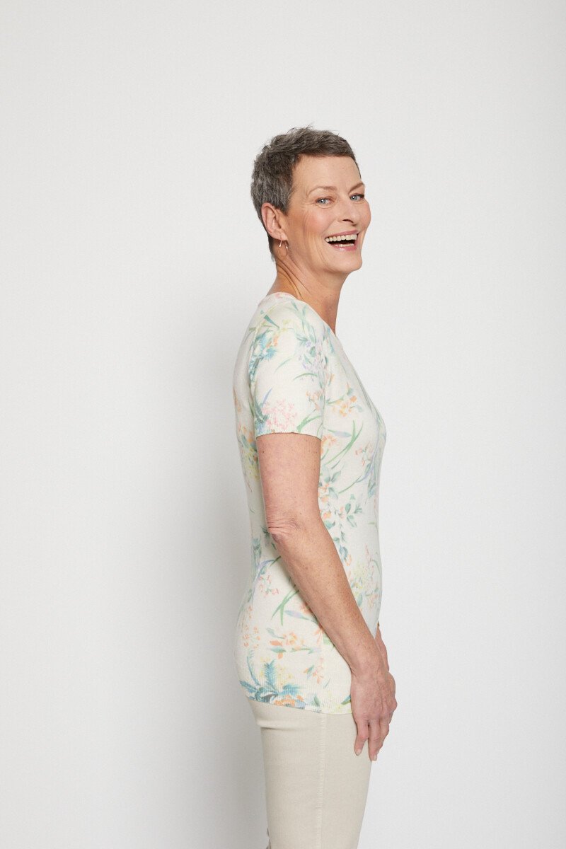 Trui_met_bloemenprint_en_korte_mouwen_Beige_et_vert_DR1_slim