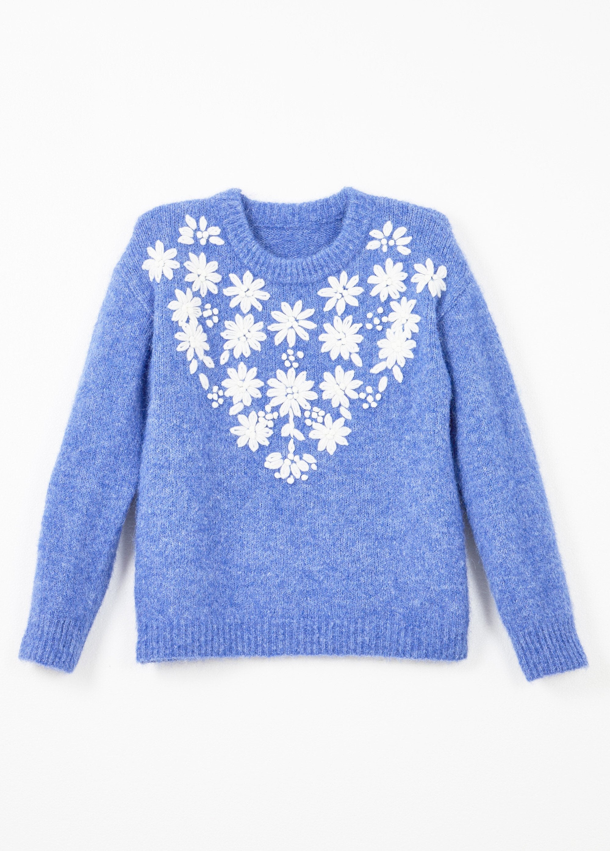 Zachte_trui_met_ronde_hals_en_geborduurde_bloemen_Bleu_AP1_slim