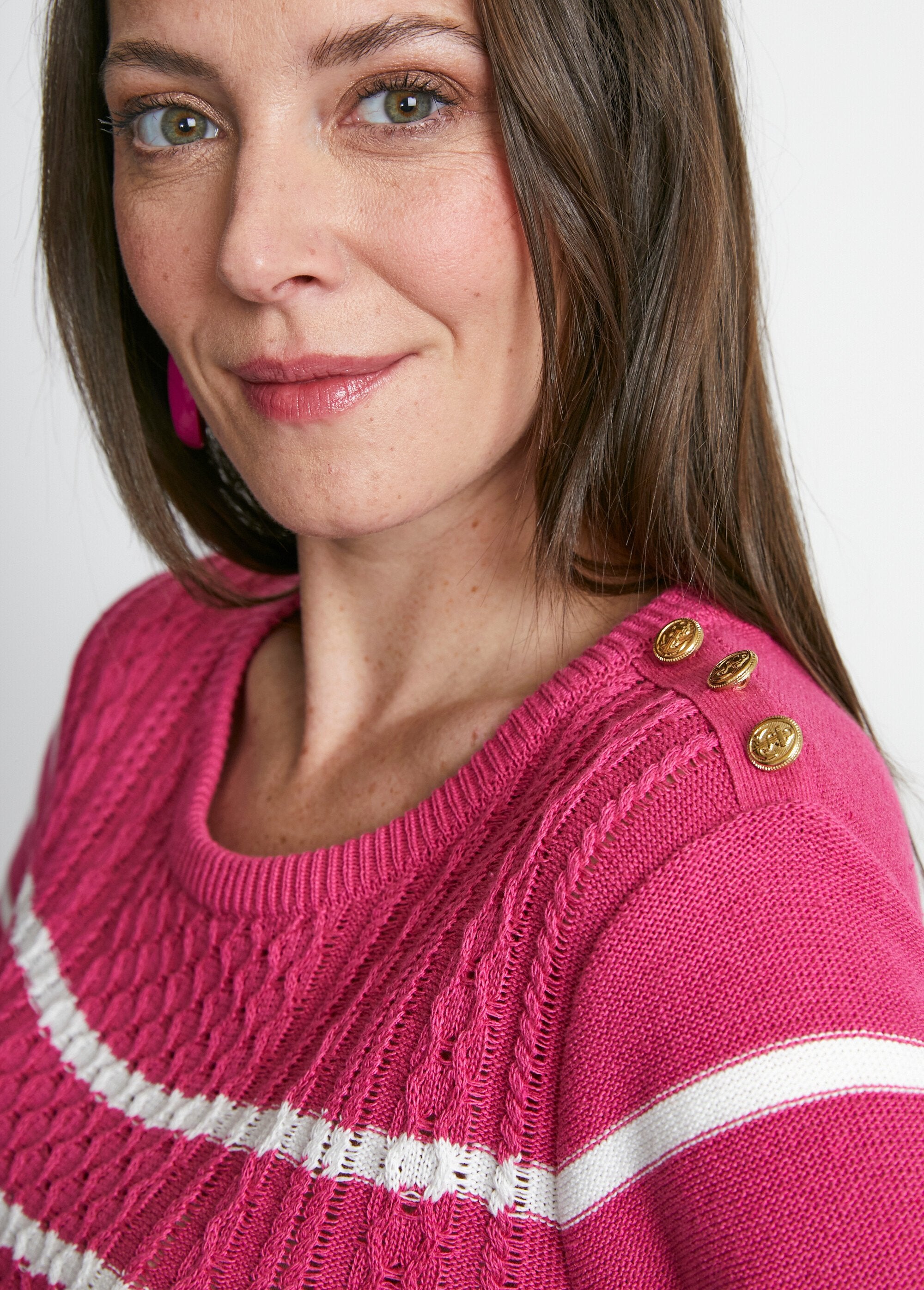 Gestreepte_trui_met_knopen_in_matrozenstijl_Framboise_et_blanc_DE2_slim