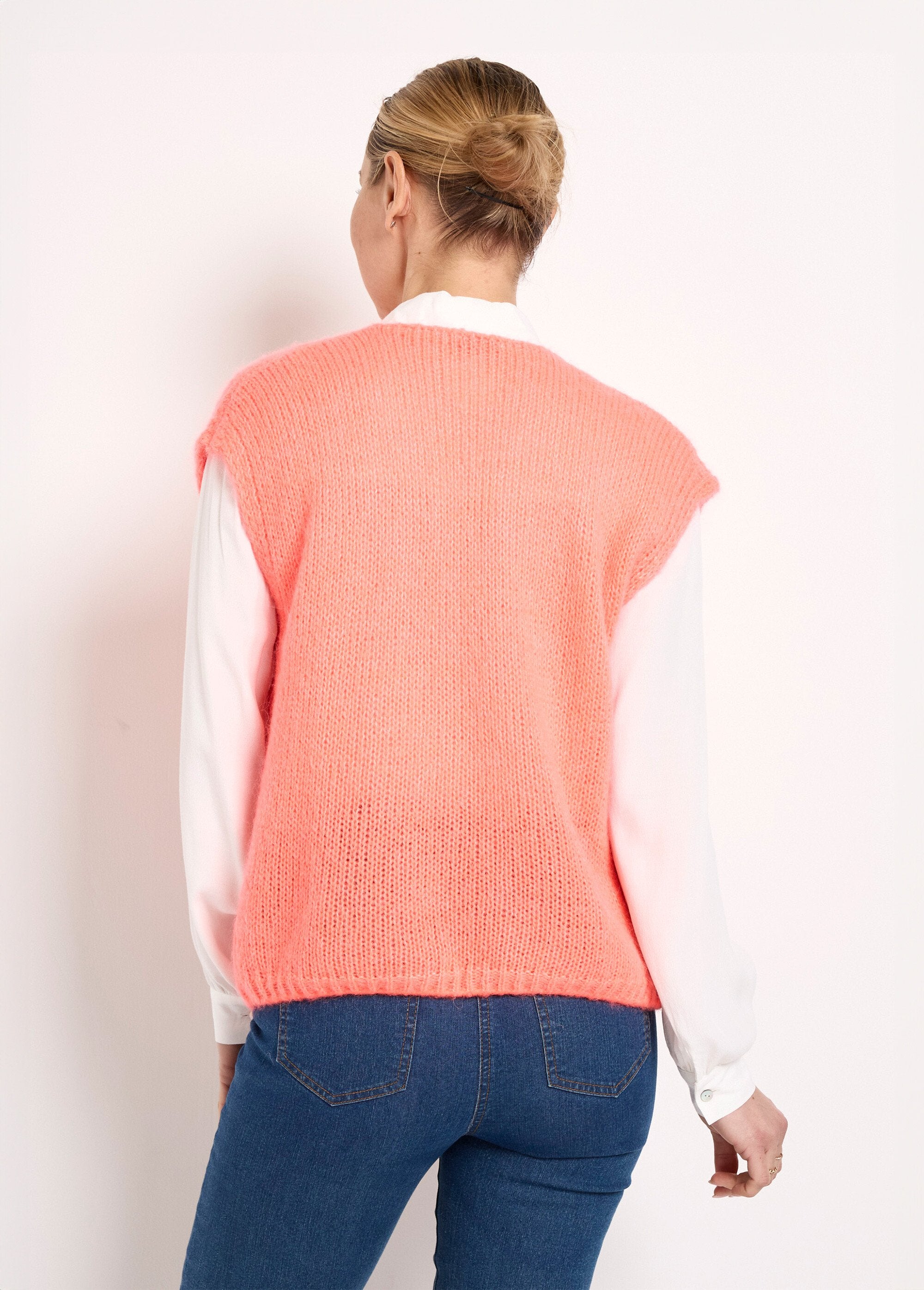 Mouwloze_rand-tot-rand_trui_van_warme_mohairwol_Corail_DO1_slim