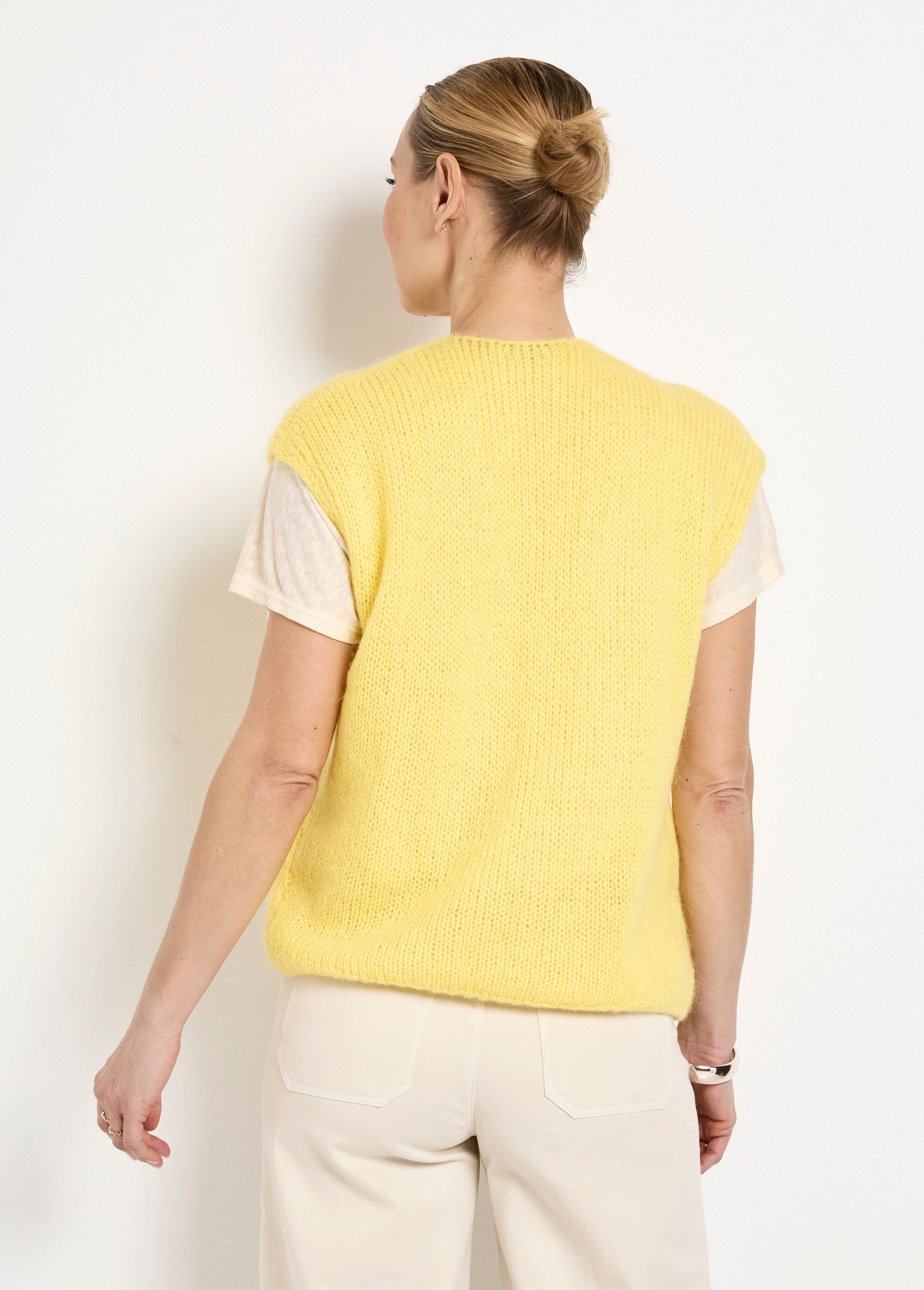Mouwloze_rand-tot-rand_trui_van_warme_mohairwol_Jaune_DO1_slim